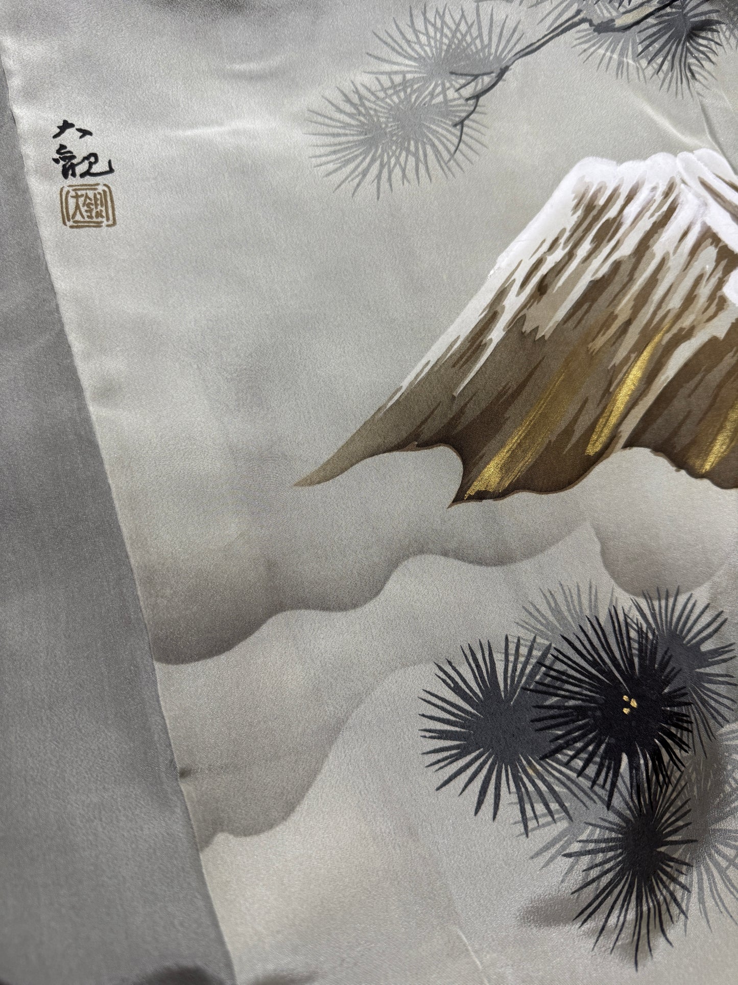 VINTAGE KUROMONTSUKI HAORI "gold, fuji,matsu"