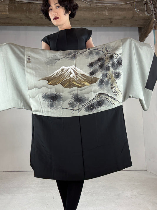 VINTAGE KUROMONTSUKI HAORI "gold, fuji,matsu"