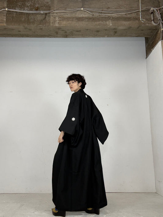 VINTAGE BLACK KIMONO MONTSUKI "maru-ni-umebachi, KUK002"