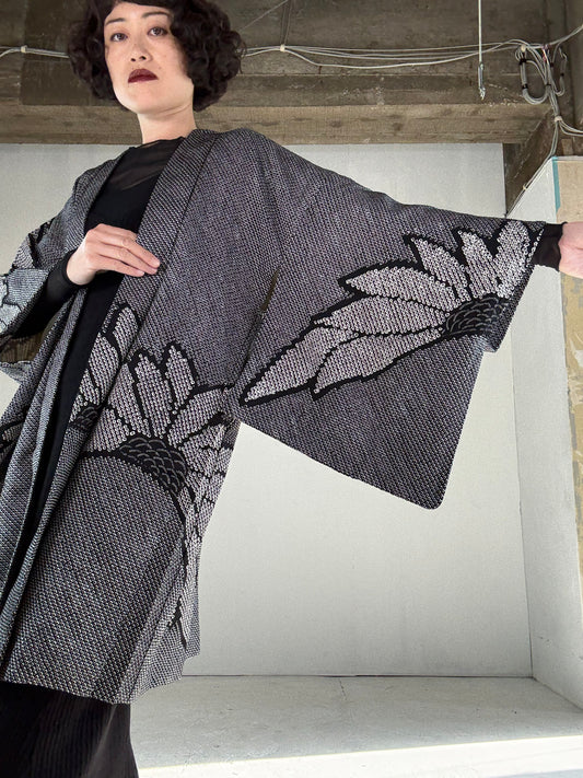 VINTAGE SHIBORI HAORI "black, dynamic"