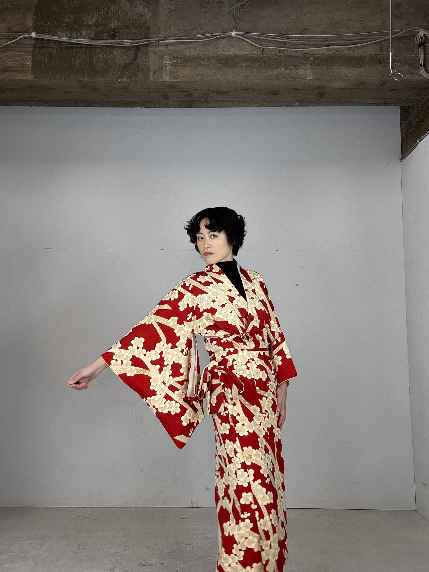 REIWA NIBUSHIKI KIMONO upcycled from Japanese kimono “AKA”