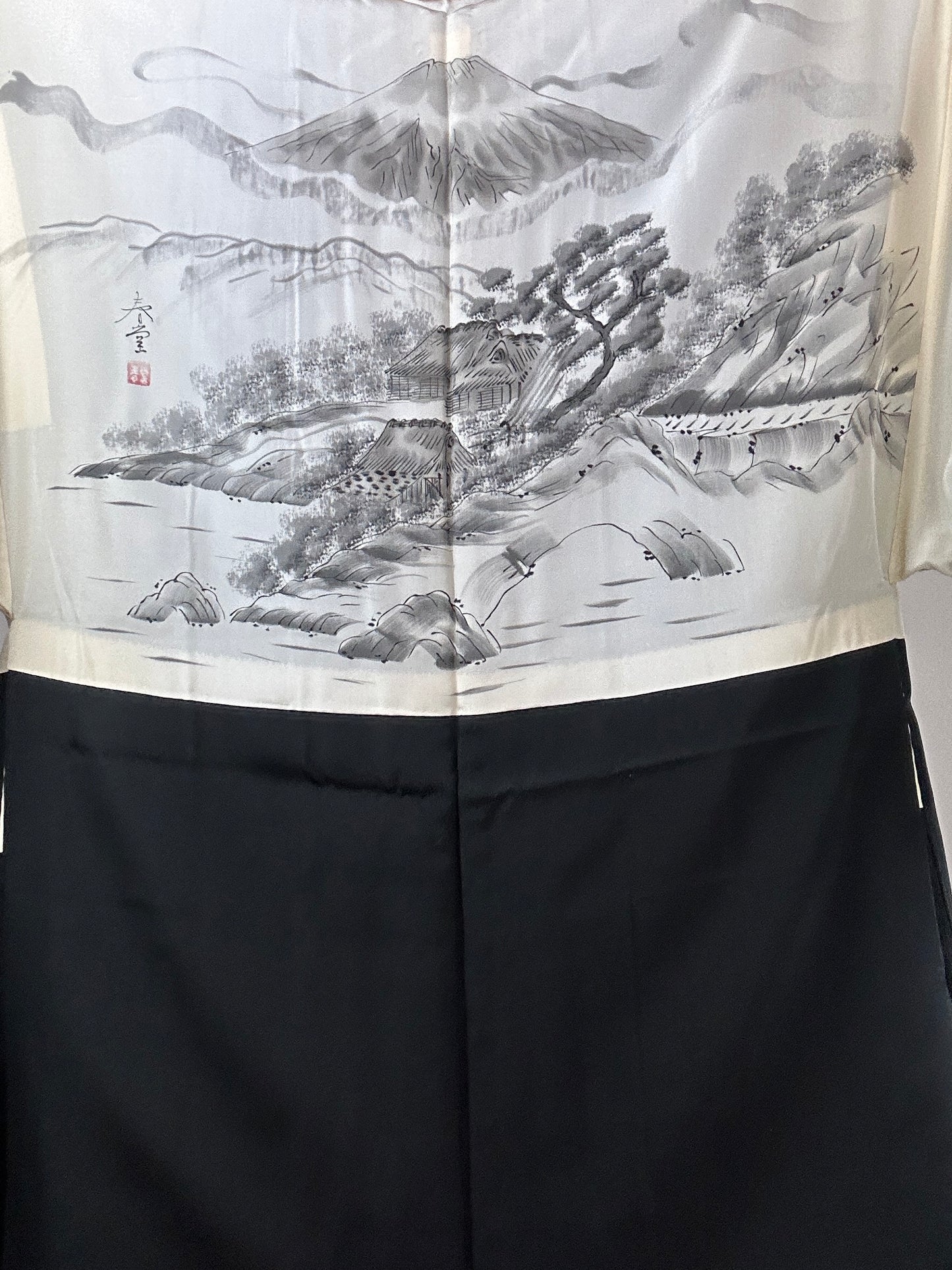 VINTAGE KUROMONTSUKI HAORI "yama ie"