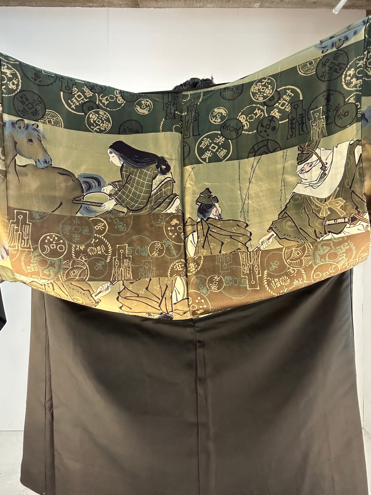 VINTAGE KUROMONTSUKI HAORI "koban uma"