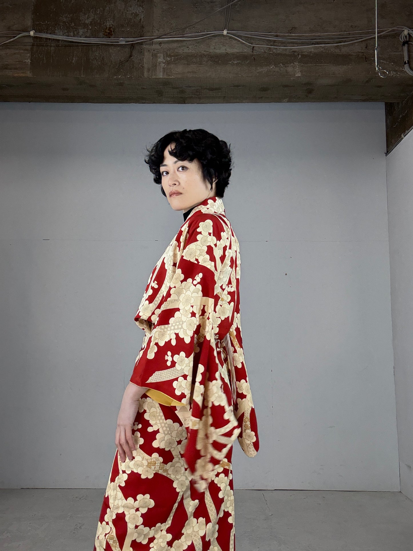 REIWA NIBUSHIKI KIMONO upcycled from Japanese kimono “AKA”