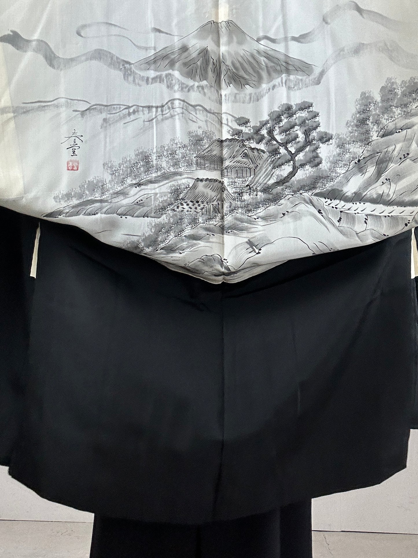 VINTAGE KUROMONTSUKI HAORI "yama ie"