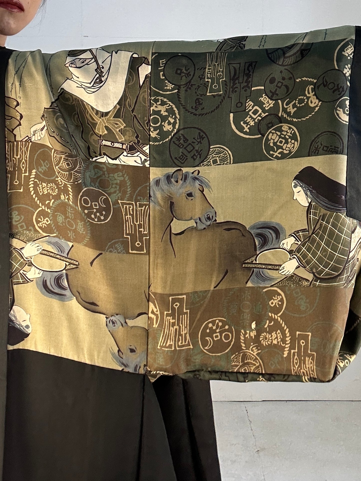 VINTAGE KUROMONTSUKI HAORI "koban uma"