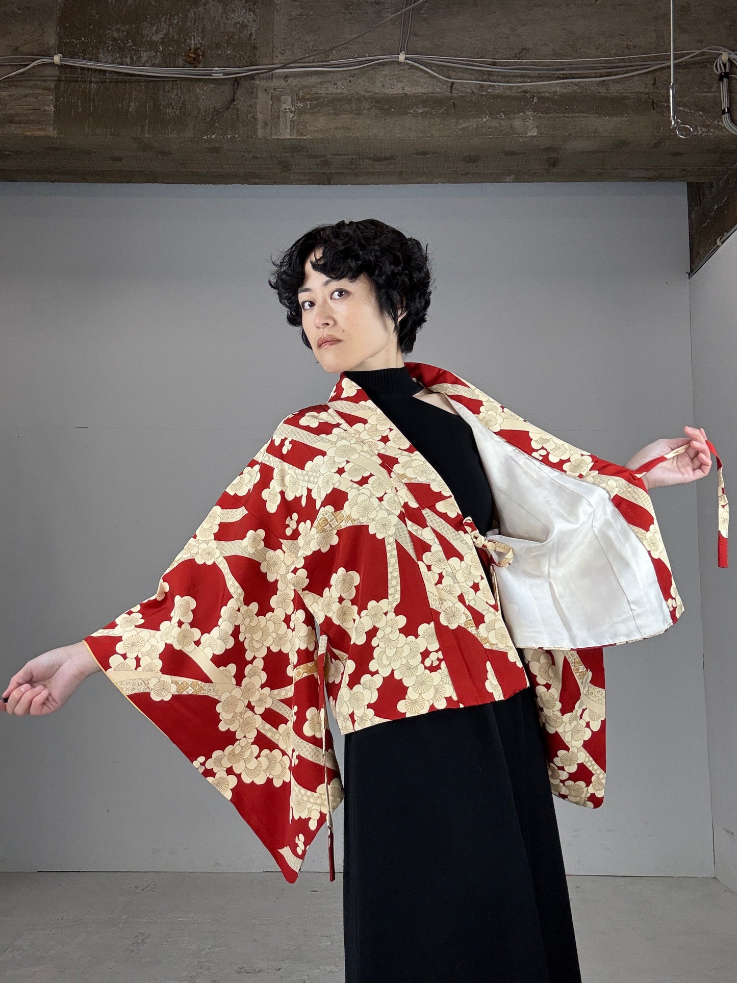 REIWA NIBUSHIKI KIMONO upcycled from Japanese kimono “AKA”