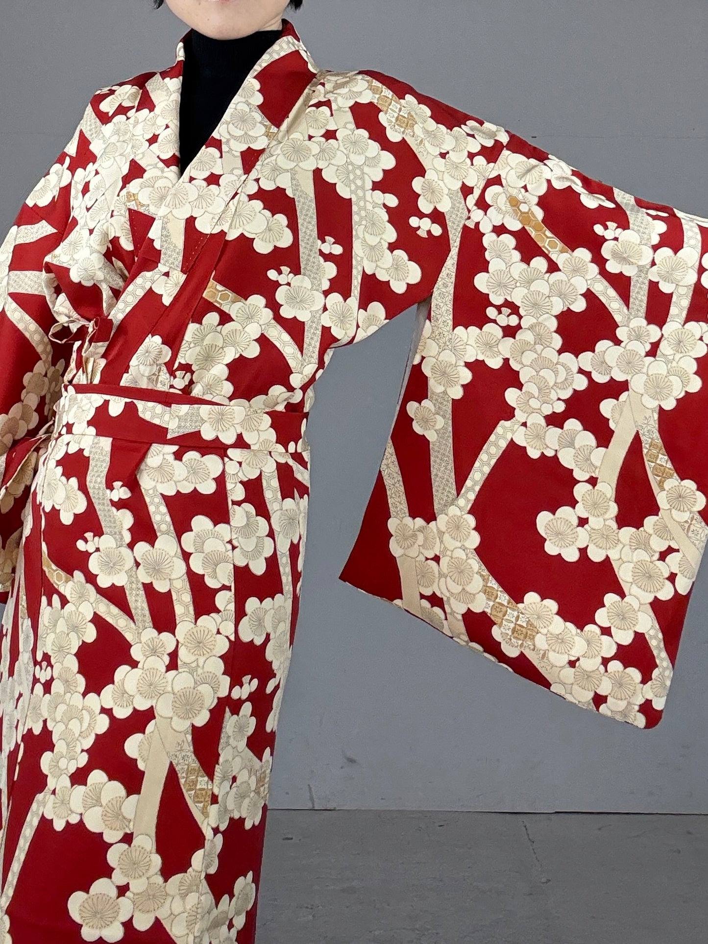 REIWA NIBUSHIKI KIMONO upcycled from Japanese kimono “AKA”