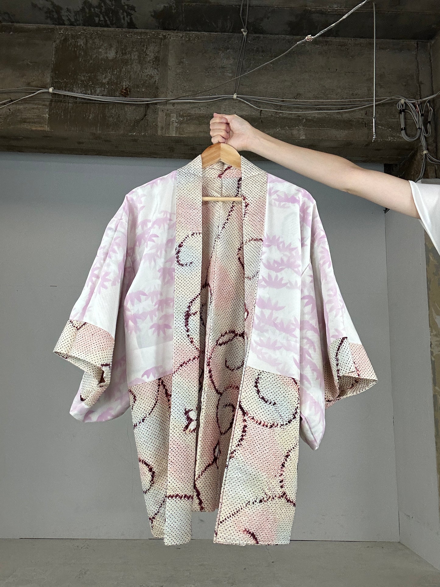 VINTAGE SHIBORI HAORI "white karakusa"