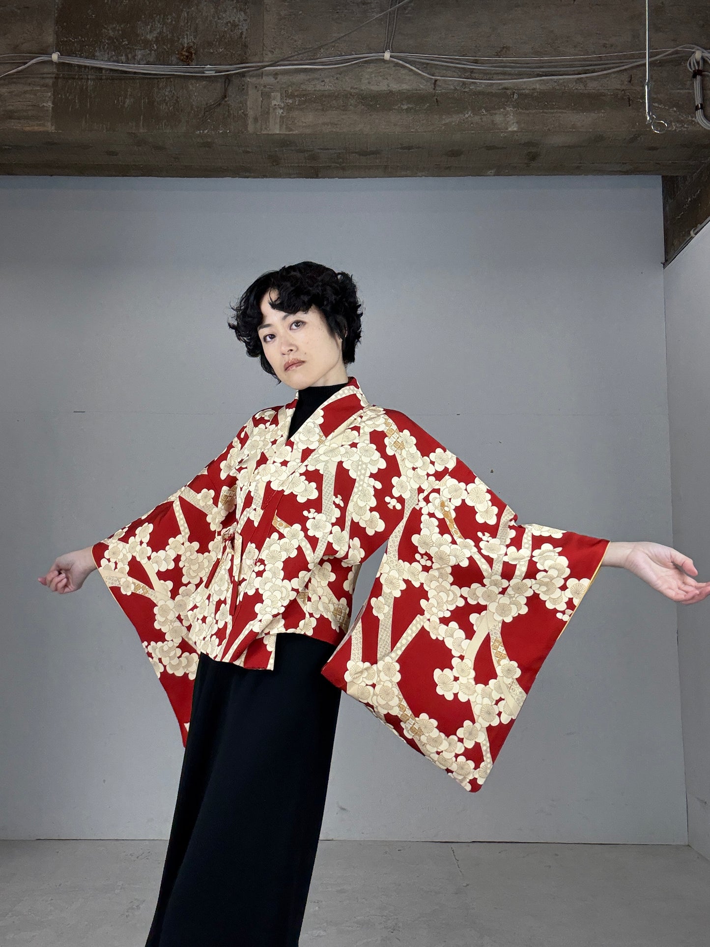 REIWA NIBUSHIKI KIMONO upcycled from Japanese kimono “AKA”