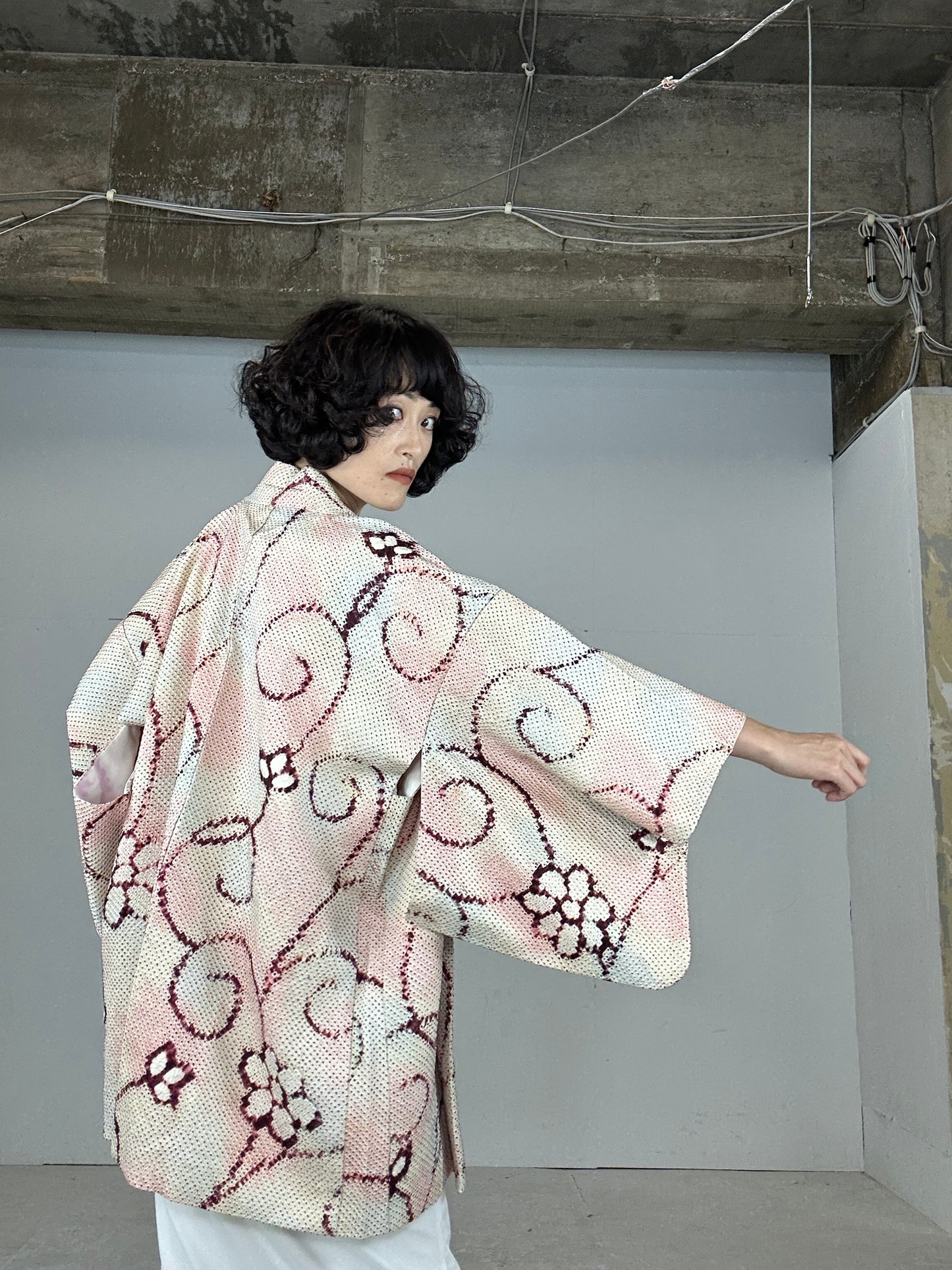 VINTAGE SHIBORI HAORI "white karakusa"