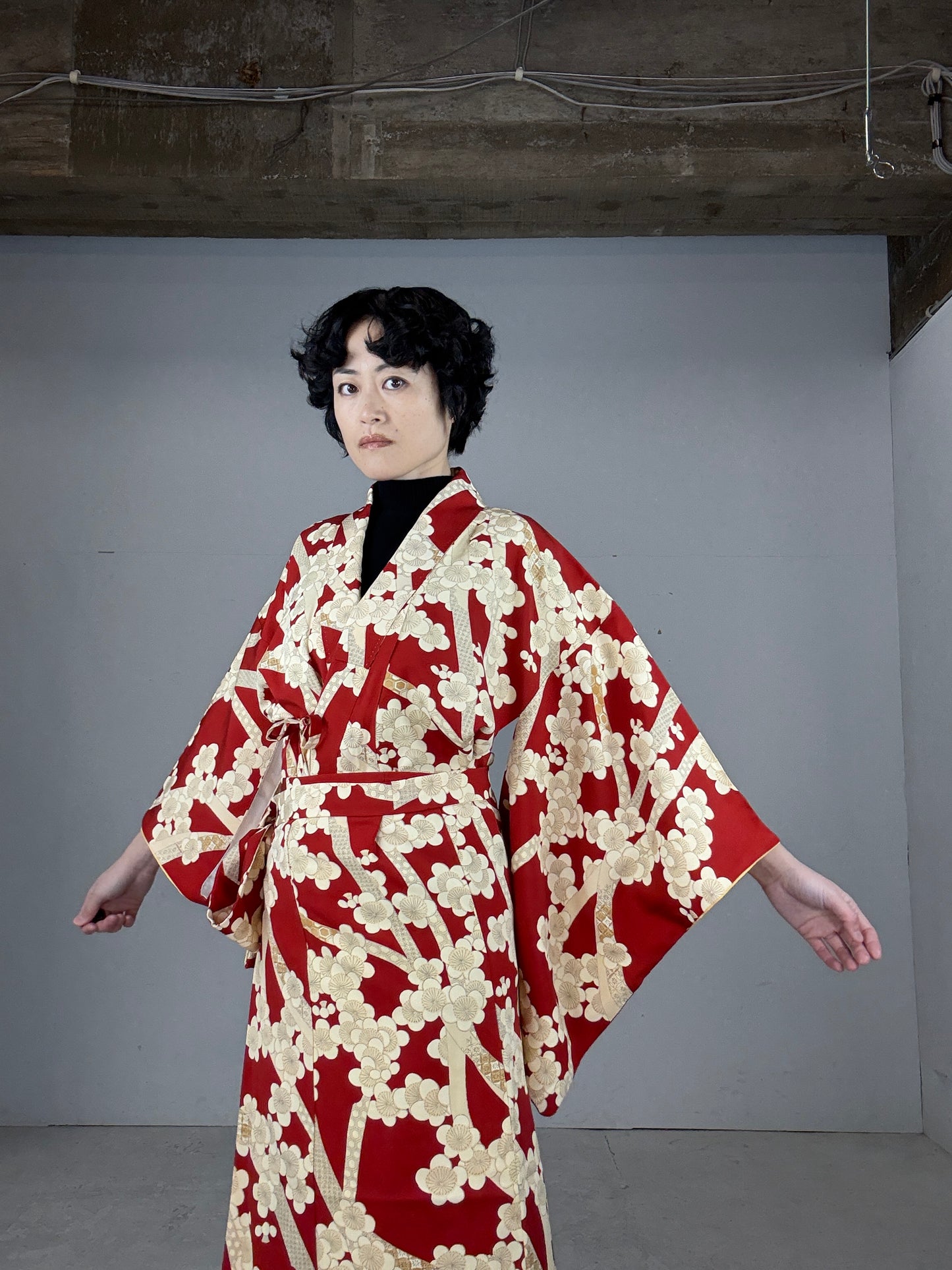 REIWA NIBUSHIKI KIMONO upcycled from Japanese kimono “AKA”