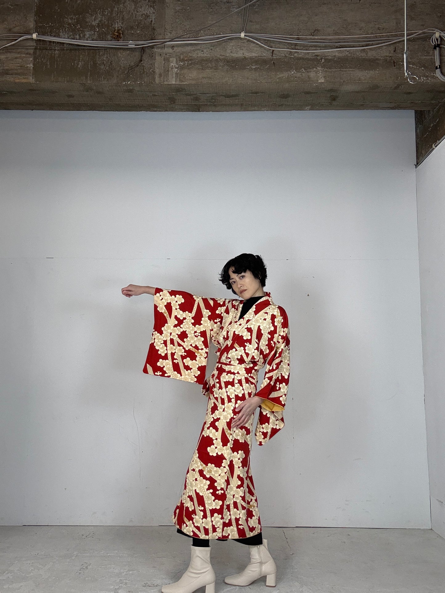 REIWA NIBUSHIKI KIMONO upcycled from Japanese kimono “AKA”