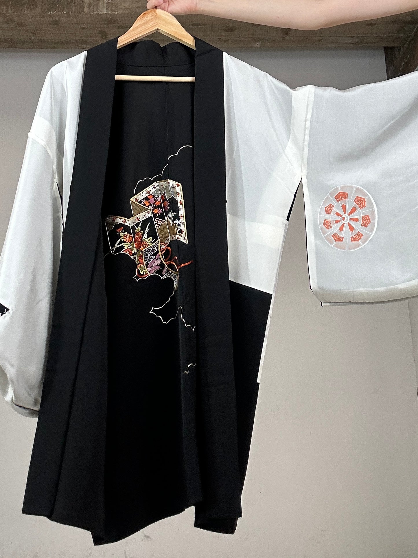 VINTAGE BLACK HAORI "hana shishuu byoubu"