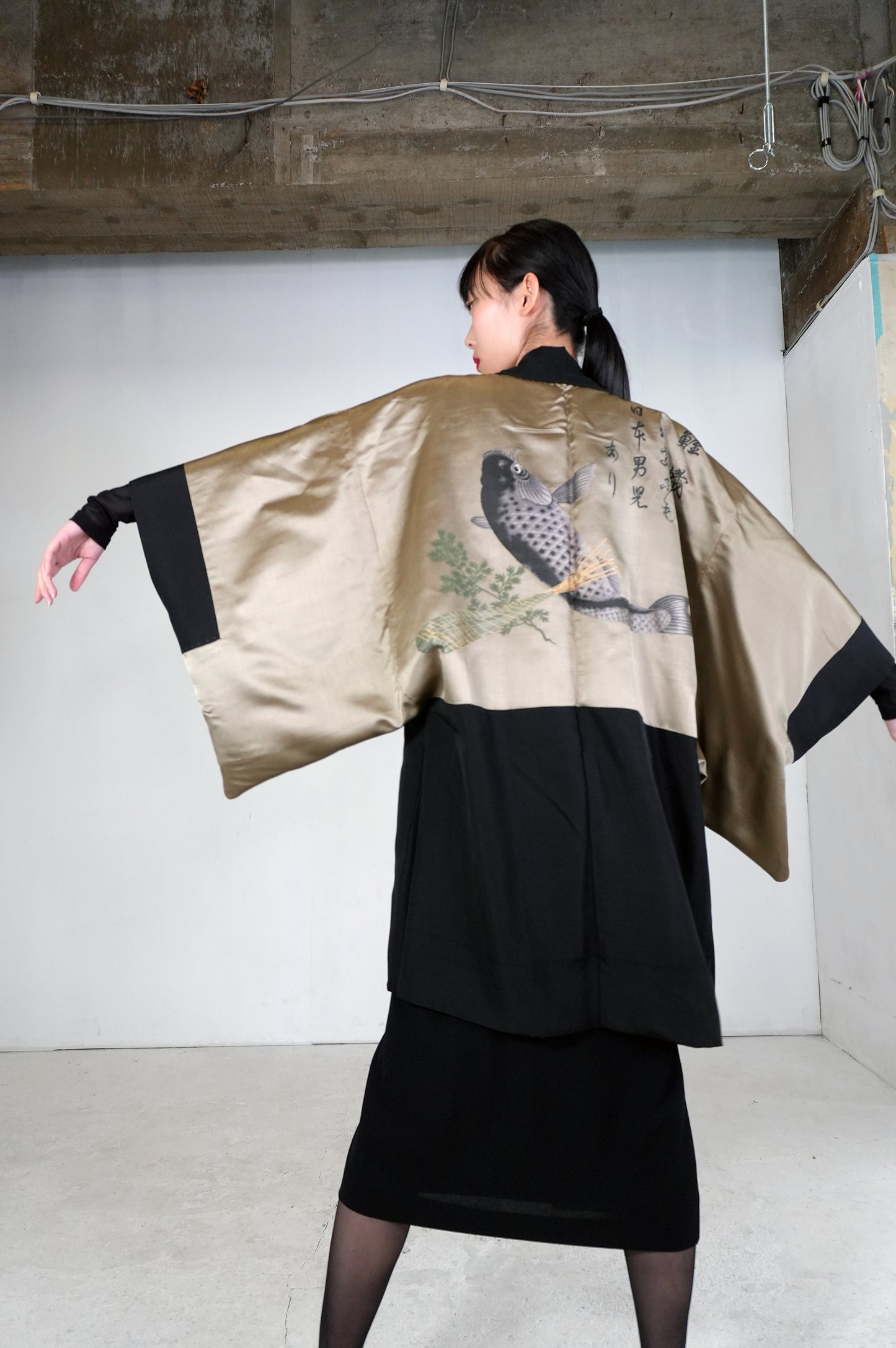 VINTAGE KUROMONTSUKI HAORI "carp, maruni-kasa, KUR114" *damage