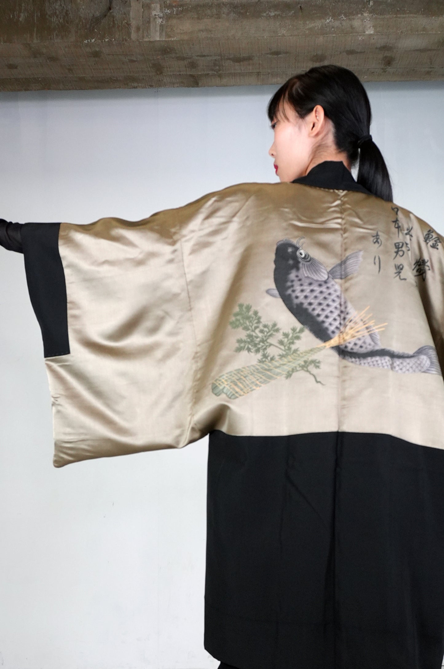 VINTAGE KUROMONTSUKI HAORI "carp, maruni-kasa, KUR114" *damage