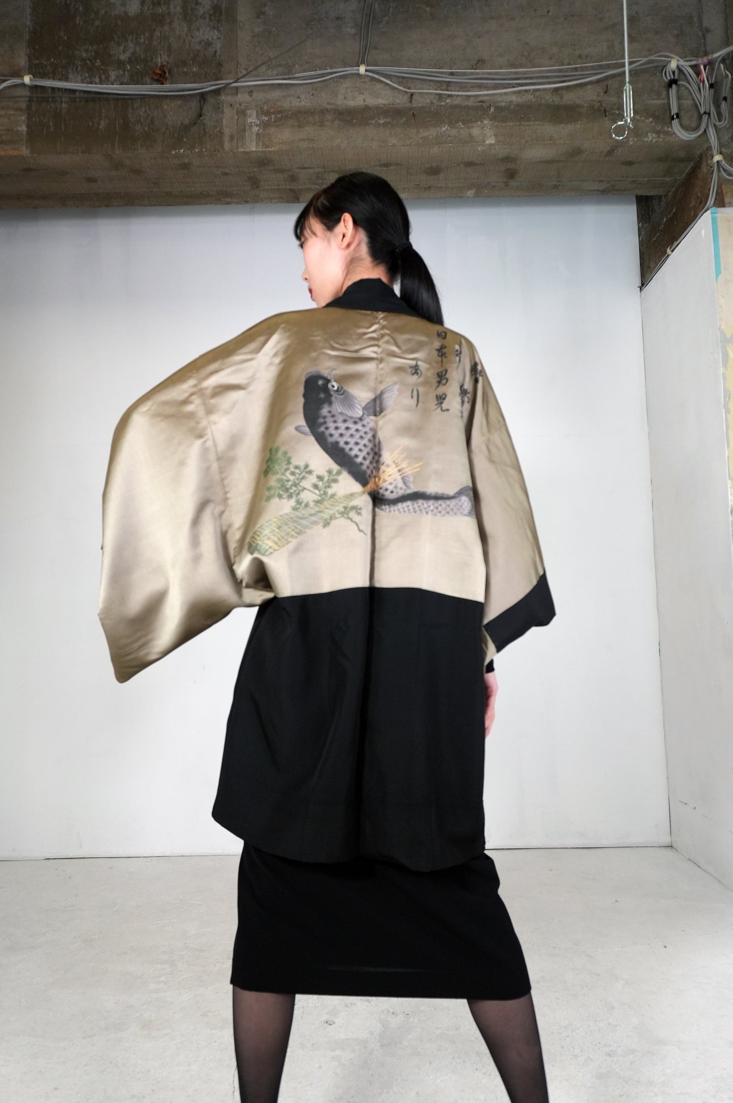VINTAGE KUROMONTSUKI HAORI "carp, maruni-kasa, KUR114" *damage