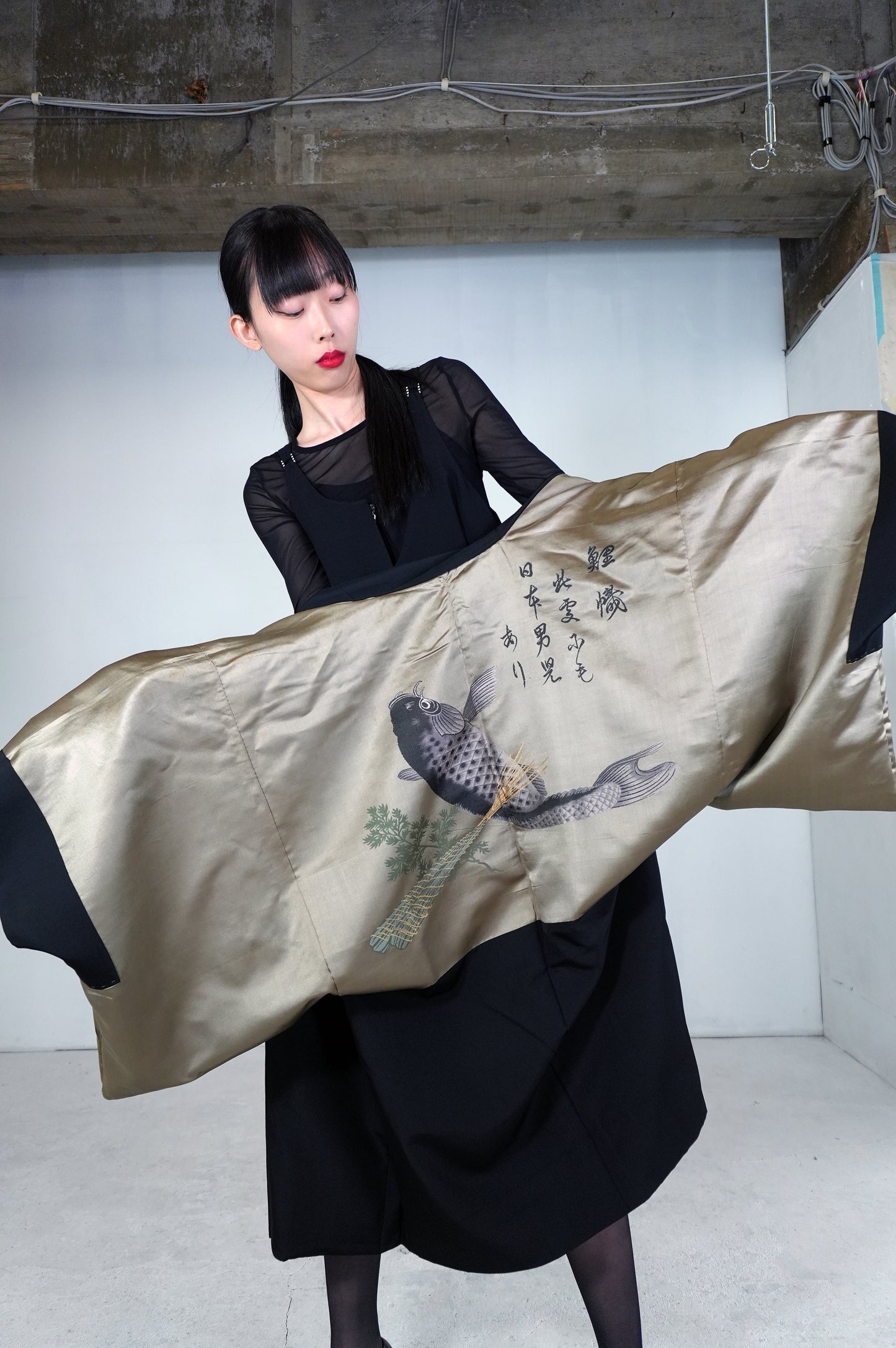 VINTAGE KUROMONTSUKI HAORI "carp, maruni-kasa, KUR114" *damage