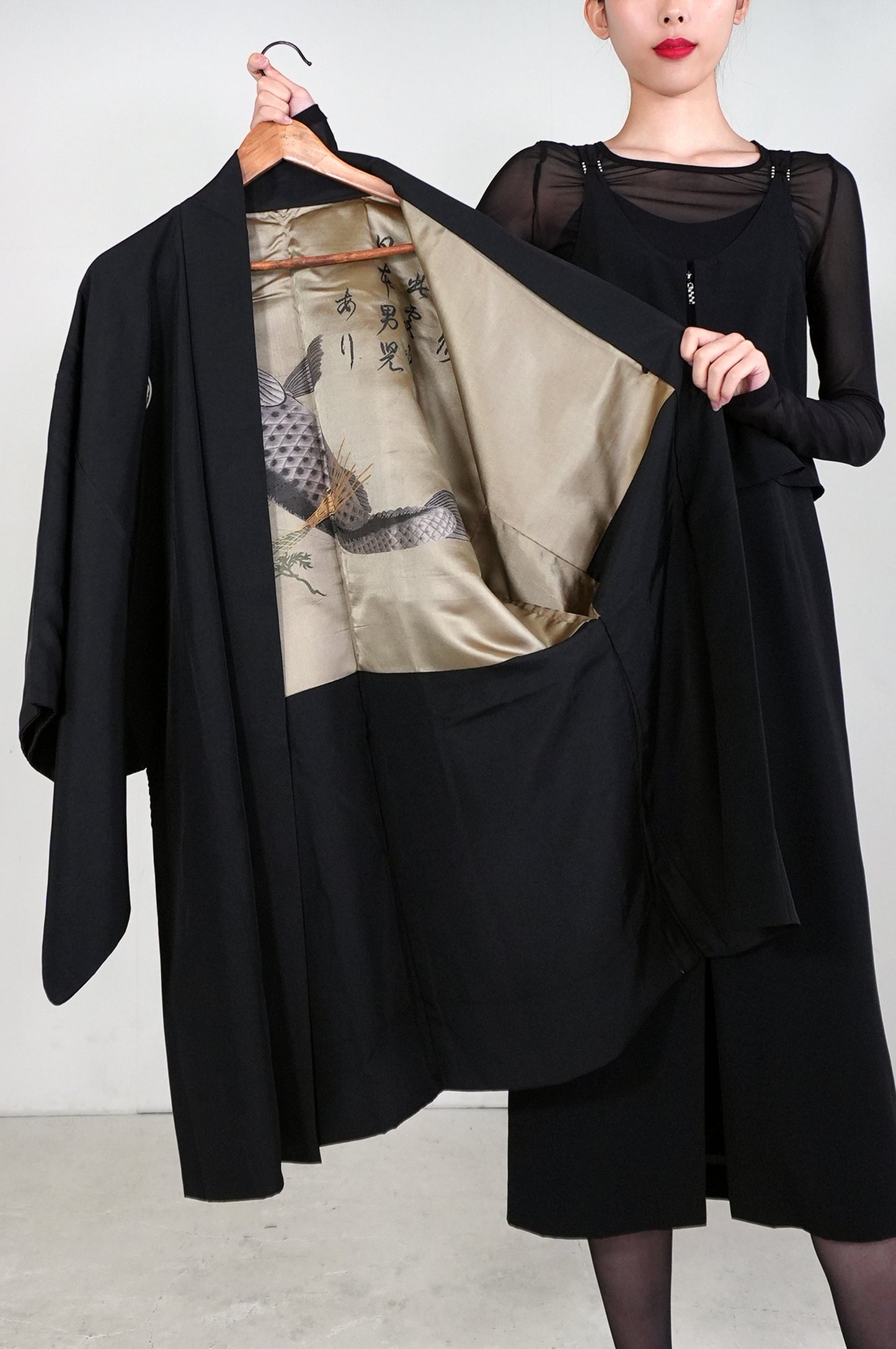VINTAGE KUROMONTSUKI HAORI "carp, maruni-kasa, KUR114" *damage