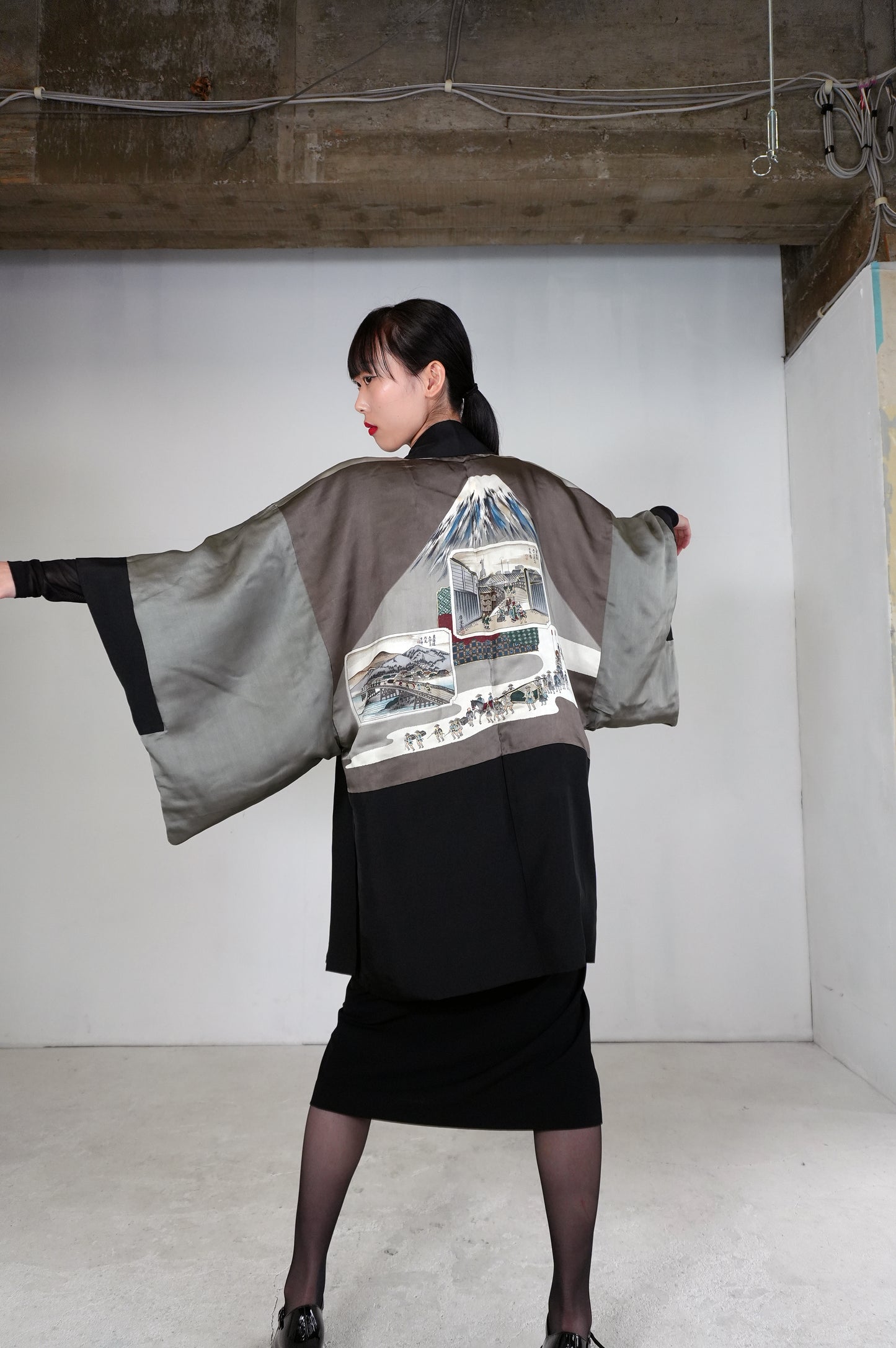 VINTAGE KUROMONTSUKI HAORI "fuji, maruni-chigai-takanoha, KUR113"