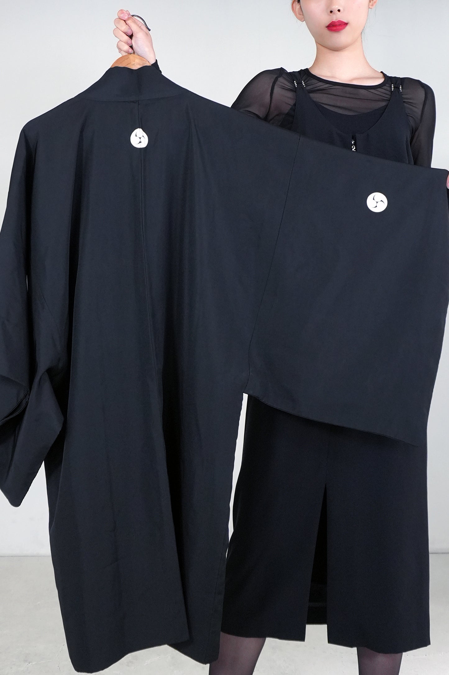 VINTAGE KUROMONTSUKI HAORI "hidari-mitsudomoe, KUR112" *damage