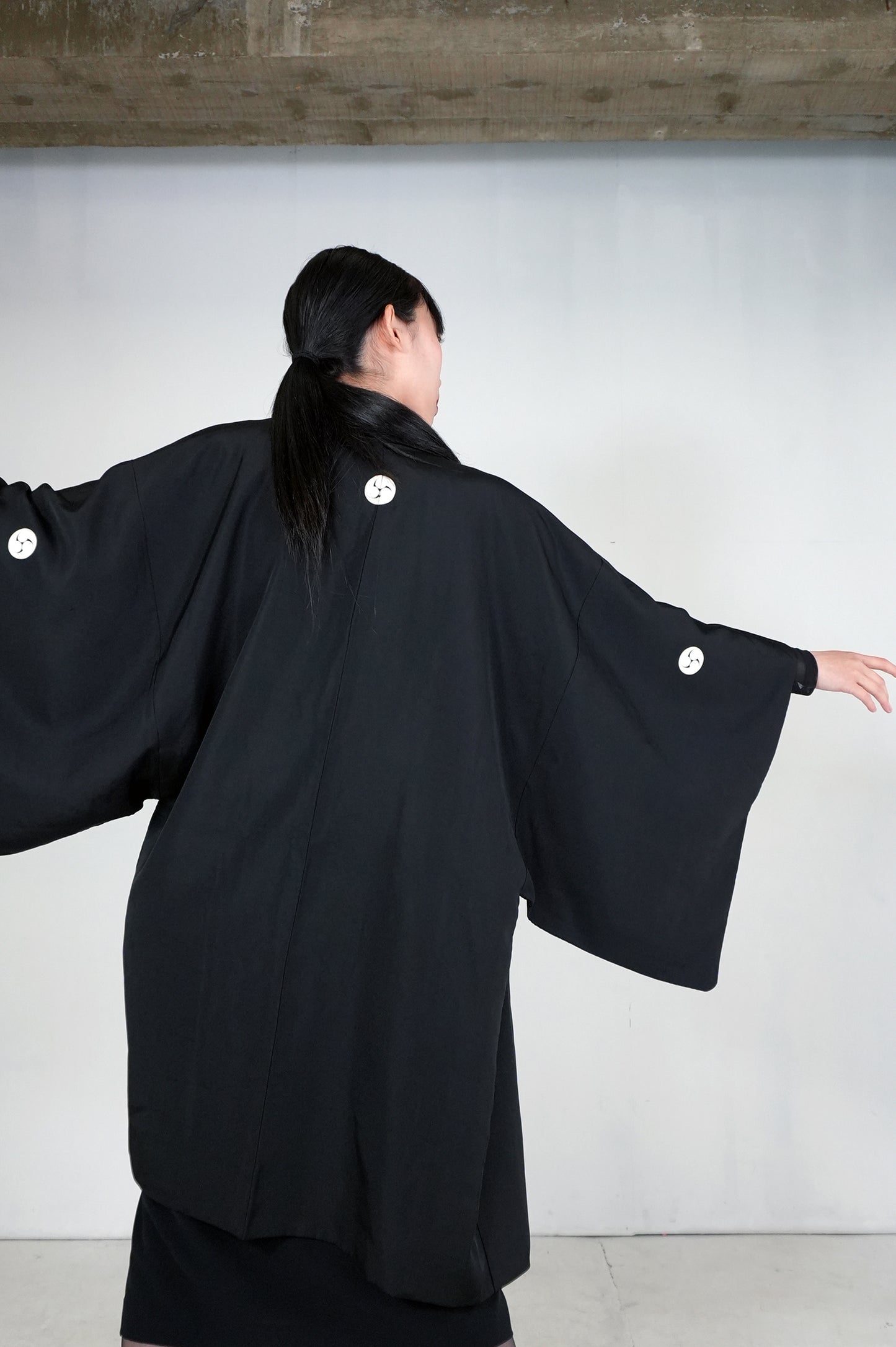 VINTAGE KUROMONTSUKI HAORI "hidari-mitsudomoe, KUR112" *damage