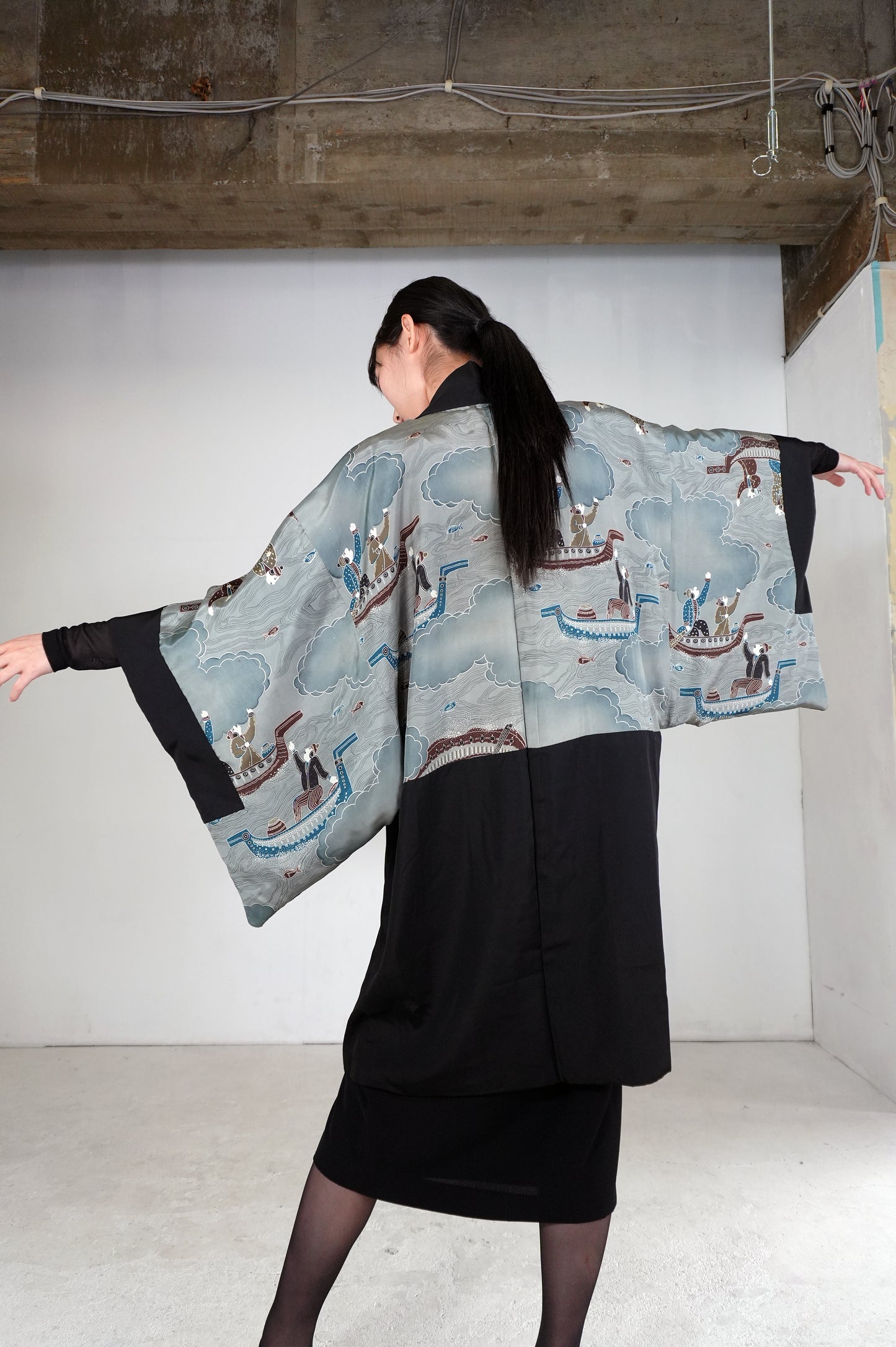 VINTAGE KUROMONTSUKI HAORI "hidari-mitsudomoe, KUR112" *damage
