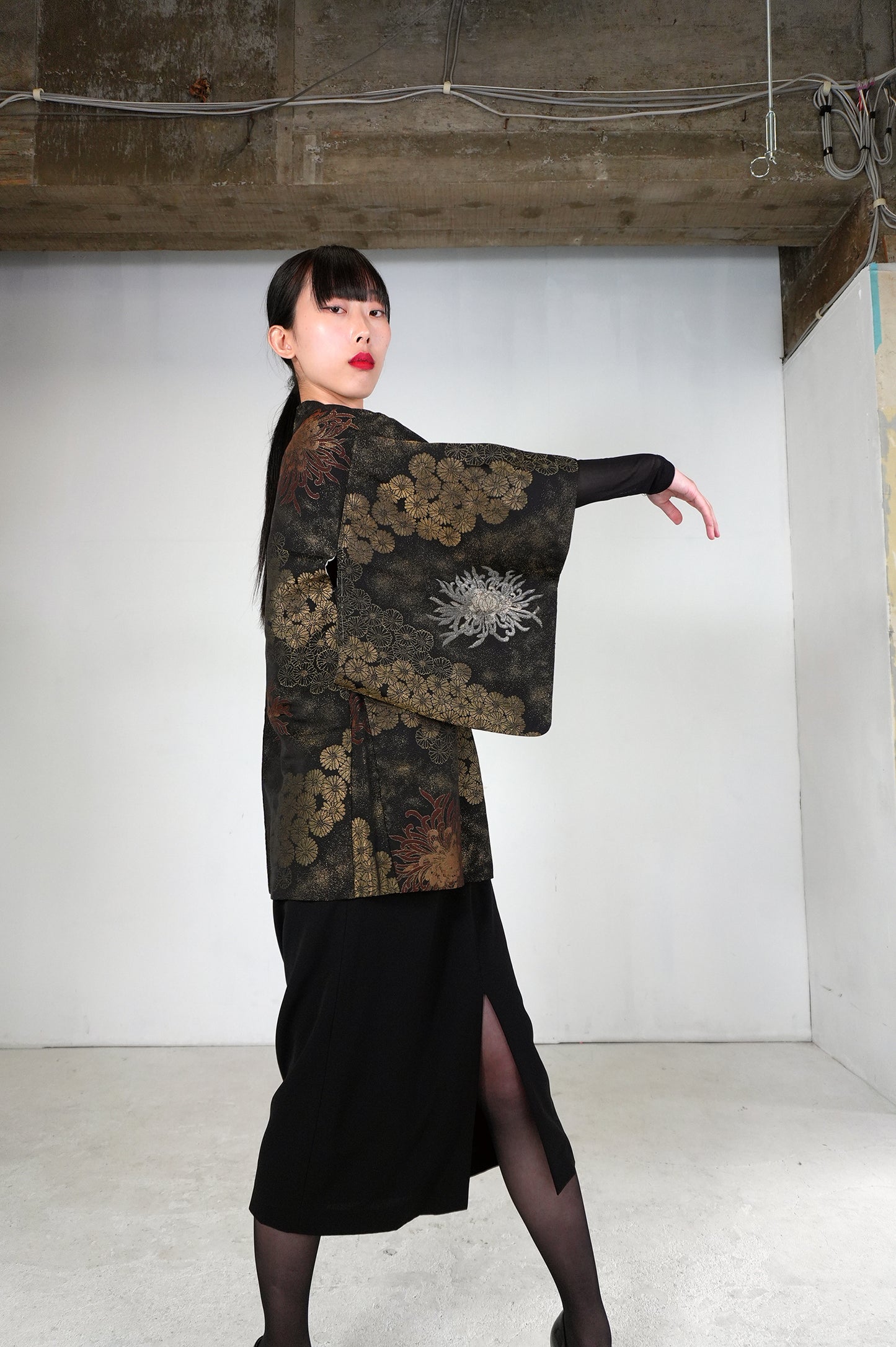 VINTAGE BLACK HAORI  "gold, kiku, BLK172" *damage