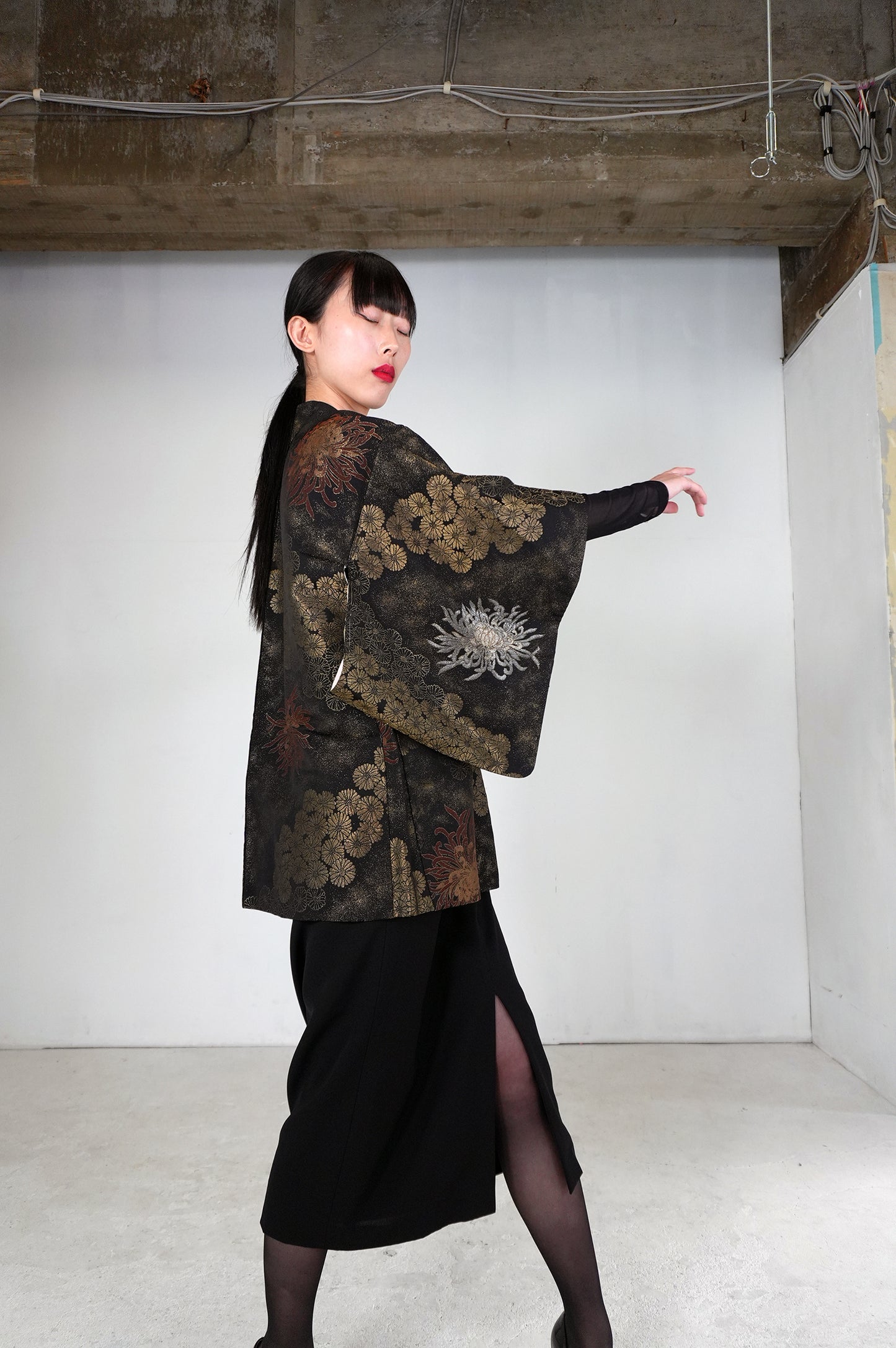 VINTAGE BLACK HAORI  "gold, kiku, BLK172" *damage