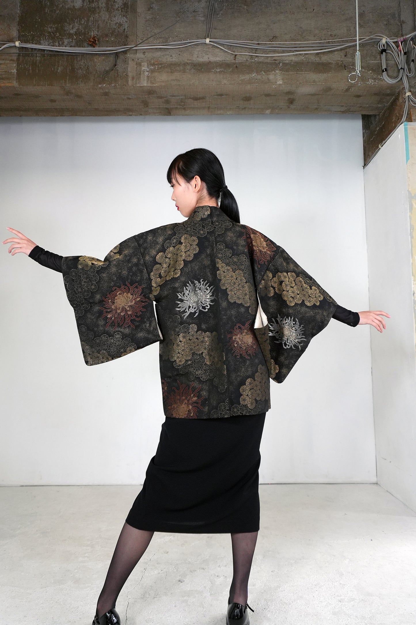 VINTAGE BLACK HAORI  "gold, kiku, BLK172" *damage