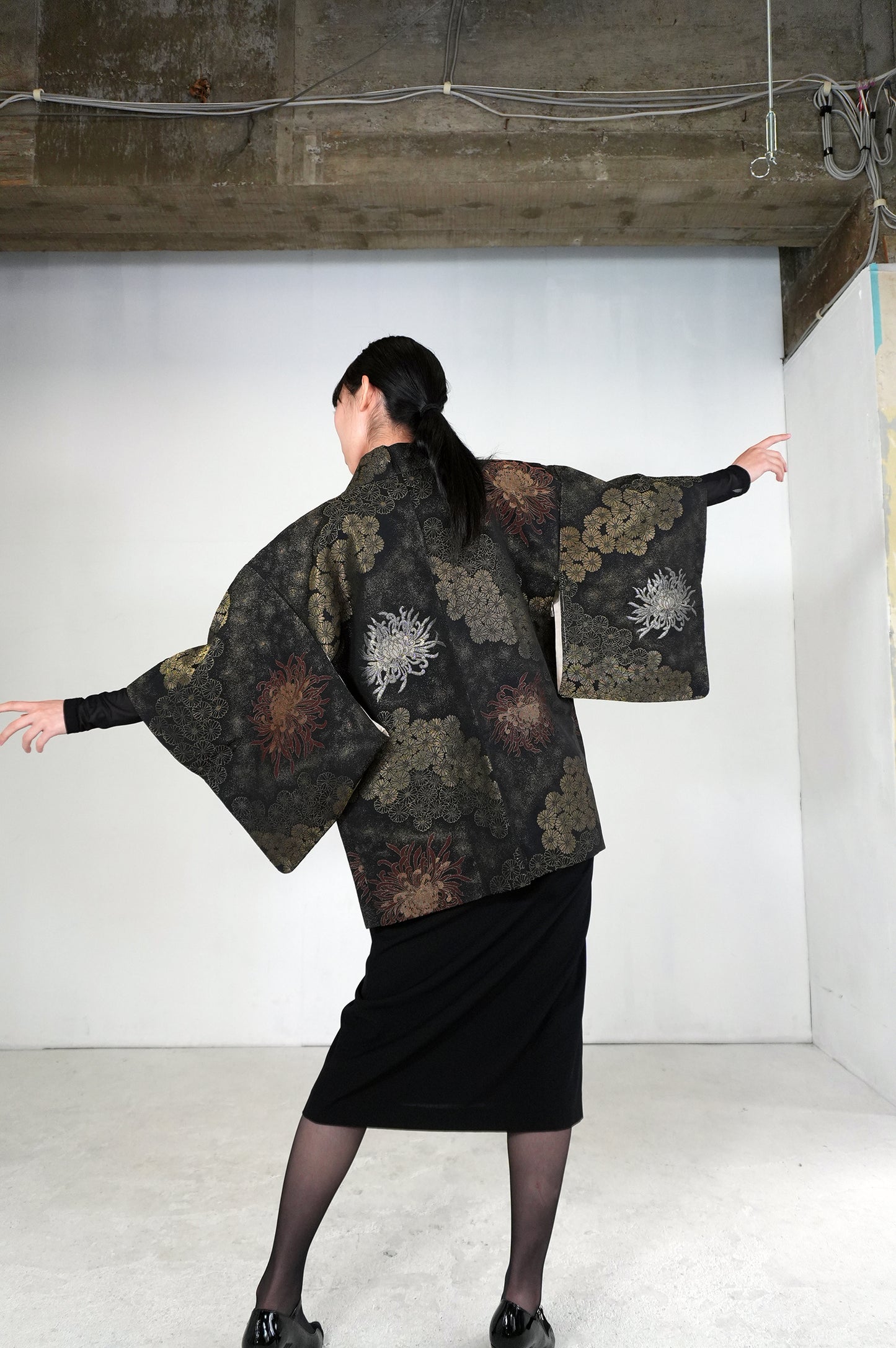 VINTAGE BLACK HAORI  "gold, kiku, BLK172" *damage