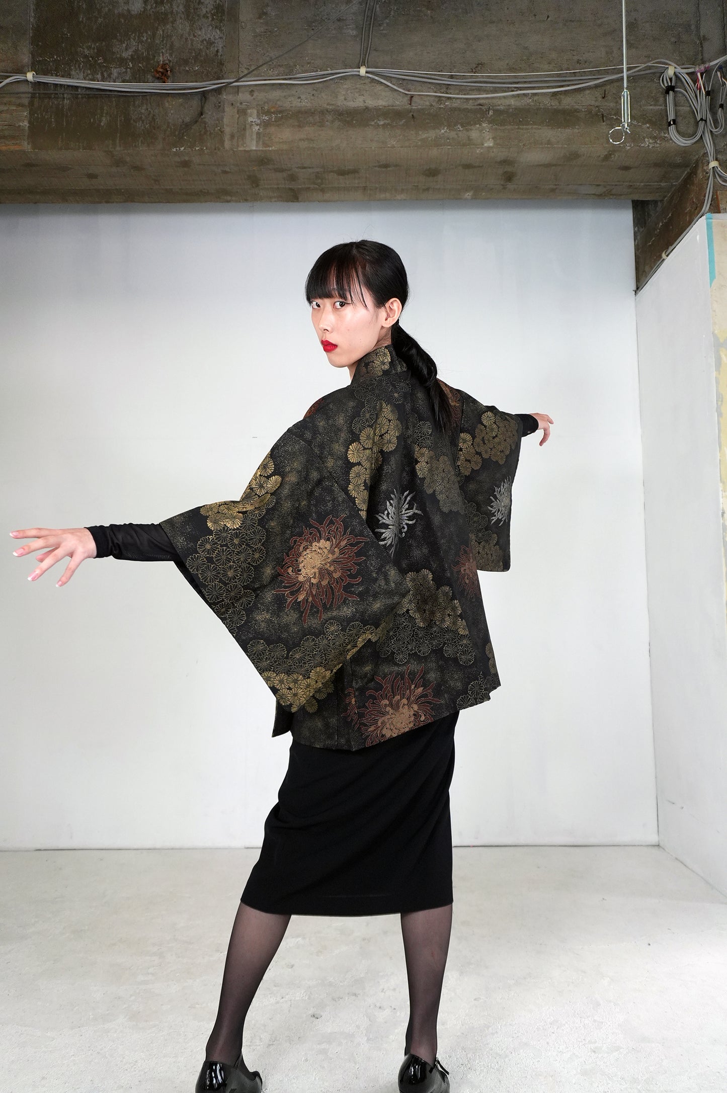 VINTAGE BLACK HAORI  "gold, kiku, BLK172" *damage