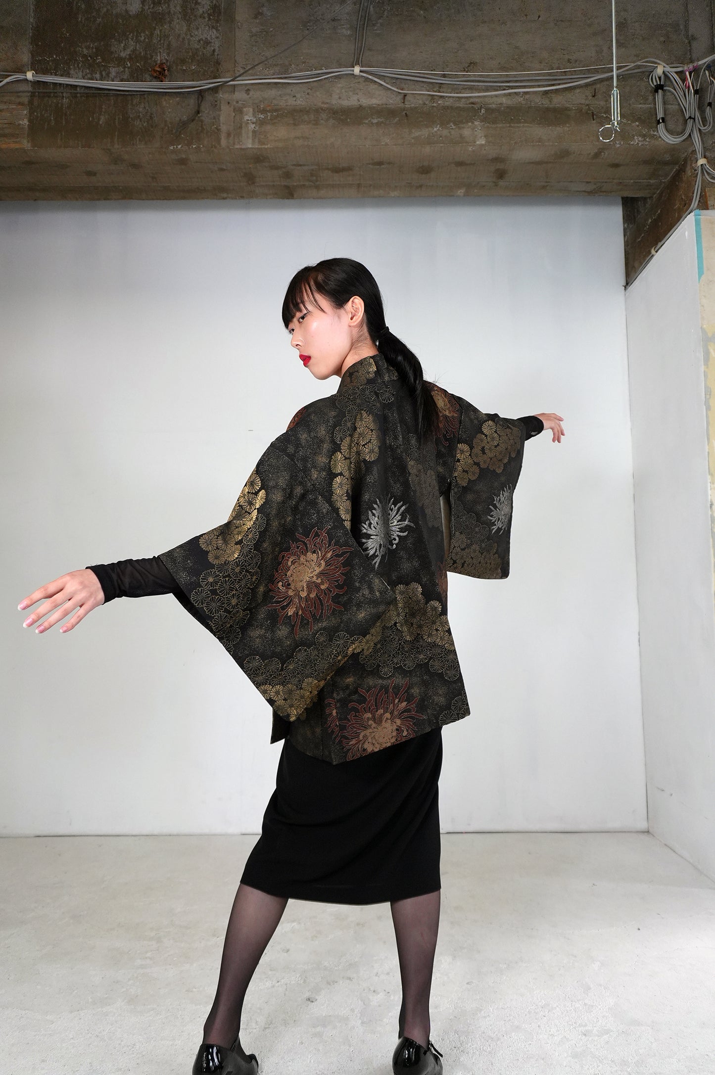VINTAGE BLACK HAORI  "gold, kiku, BLK172" *damage
