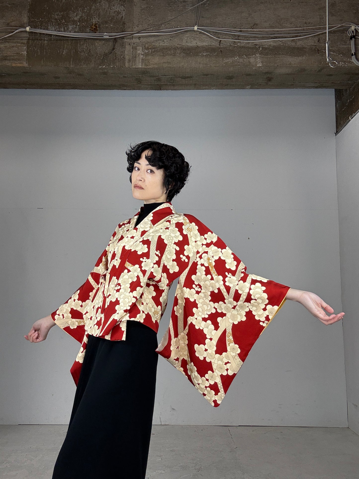 REIWA NIBUSHIKI KIMONO upcycled from Japanese kimono “AKA”