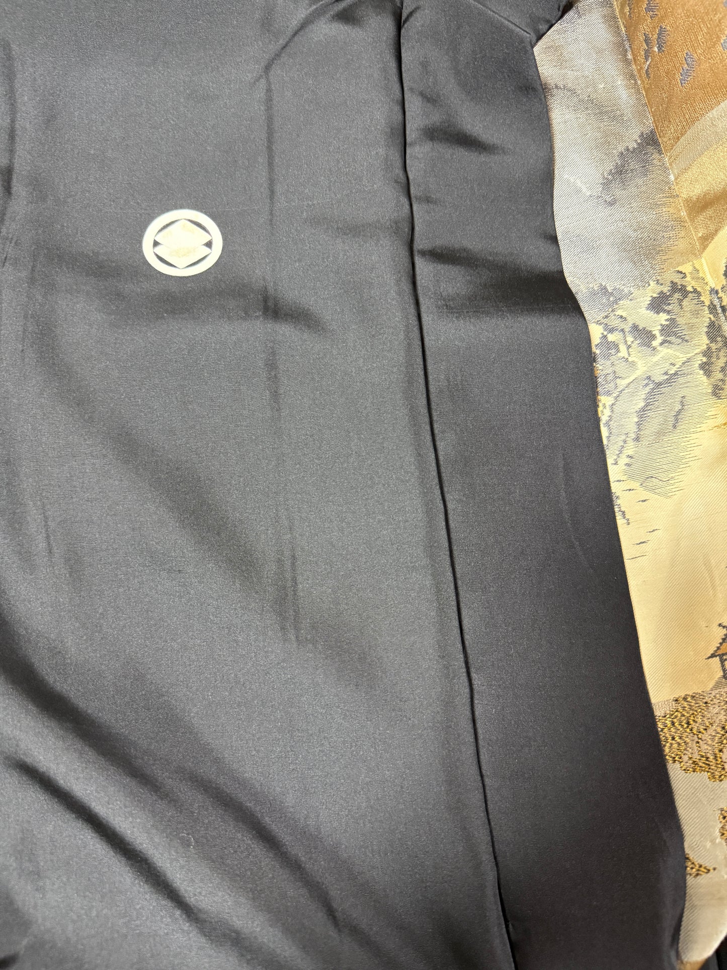 VINTAGE KUROMONTSUKI HAORI "gold, oyashiki" *damage