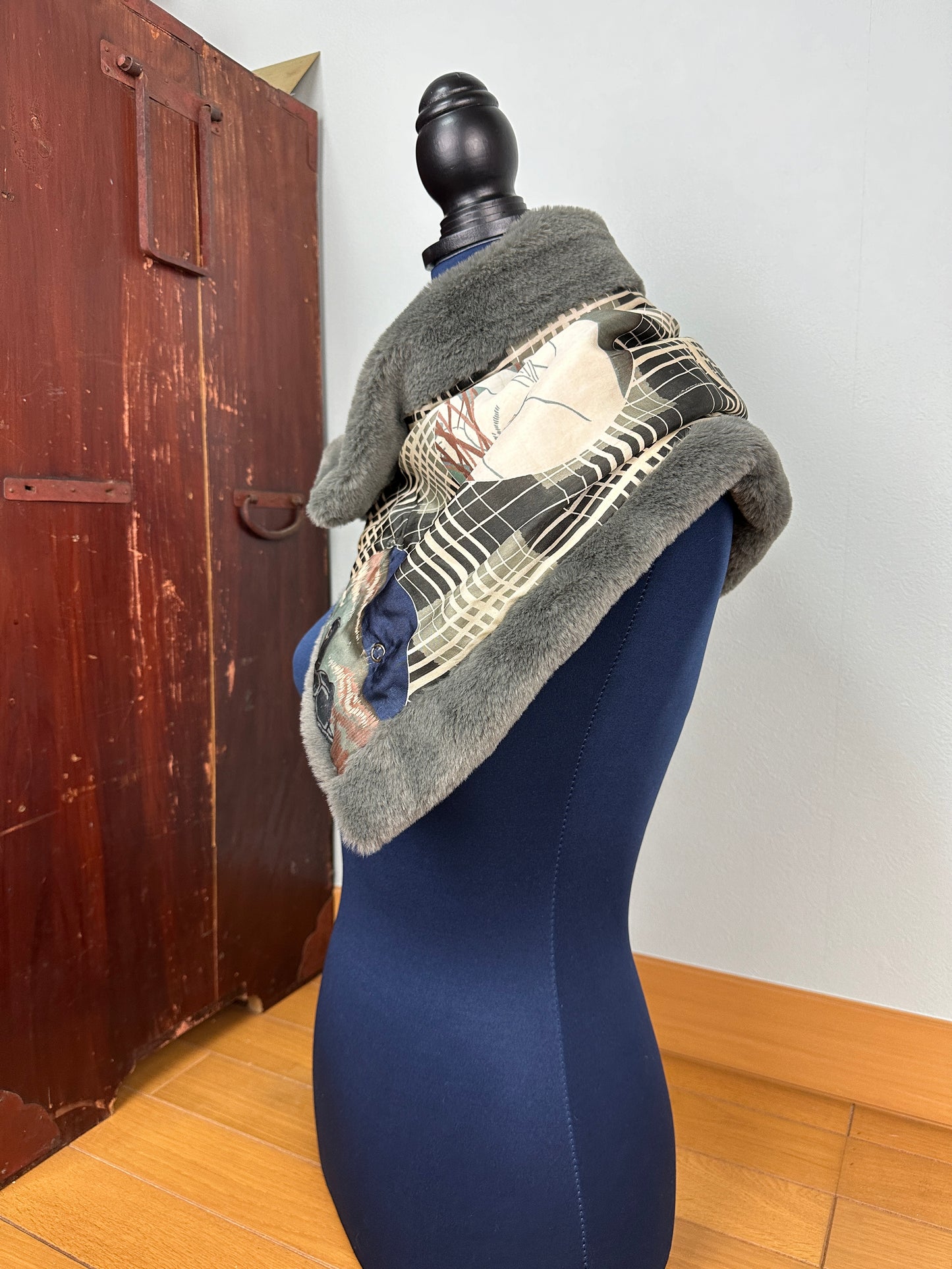 FAUX FUR SCARF UPCYCLED FROM DAMAGE KIMONO FABRIC "usagi kame GLEY"