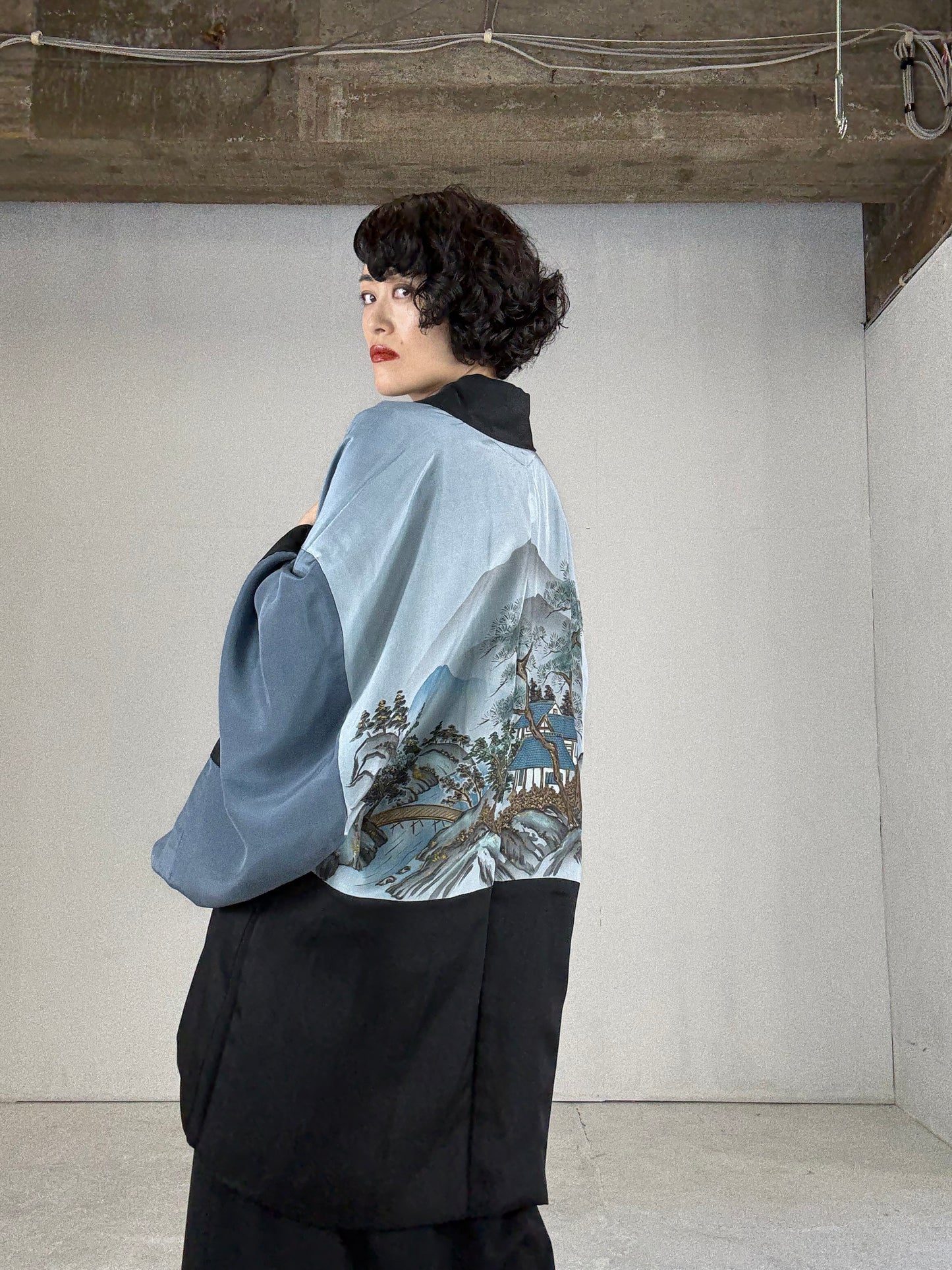 VINTAGE KUROMONTSUKI HAORI "Blue" *damage