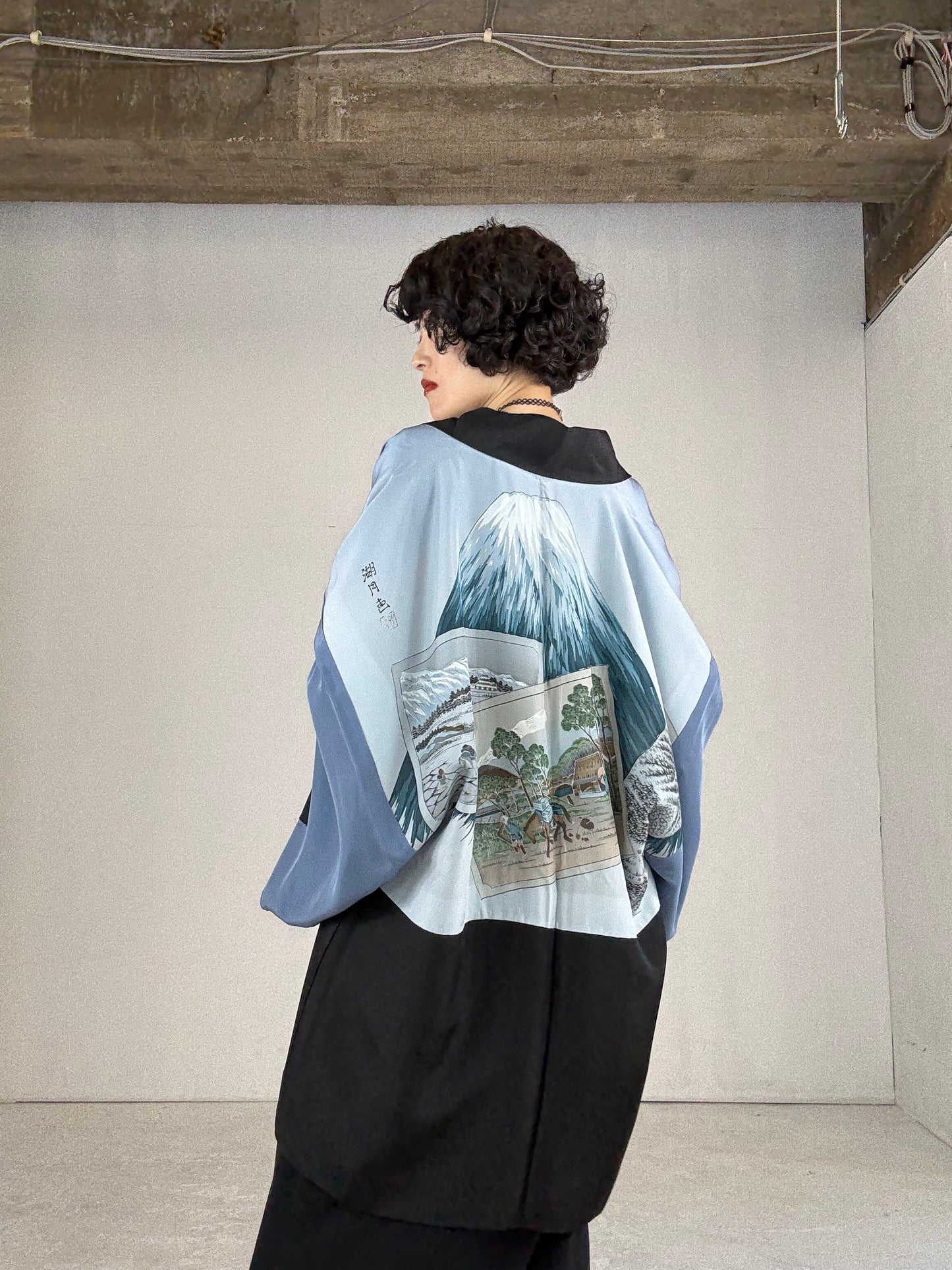 VINTAGE KUROMONTSUKI HAORI "fuji"
