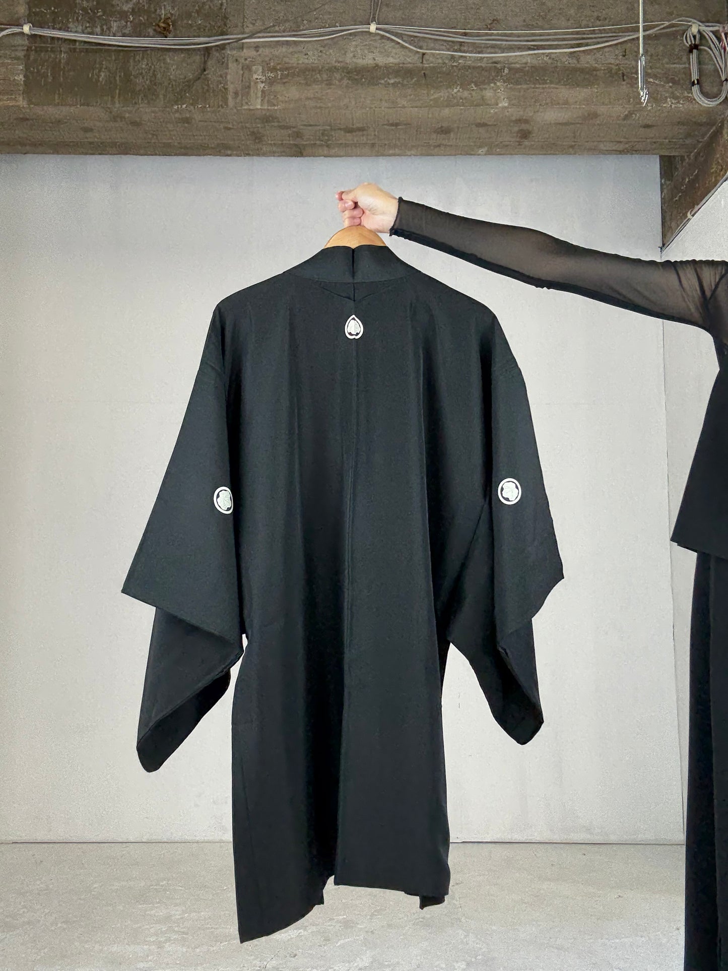 VINTAGE KUROMONTSUKI HAORI "umibe"