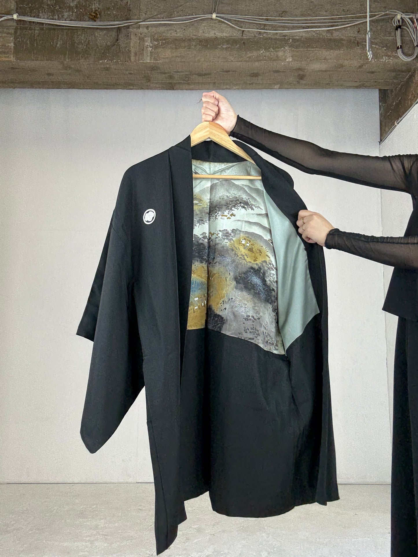 VINTAGE KUROMONTSUKI HAORI "umibe"