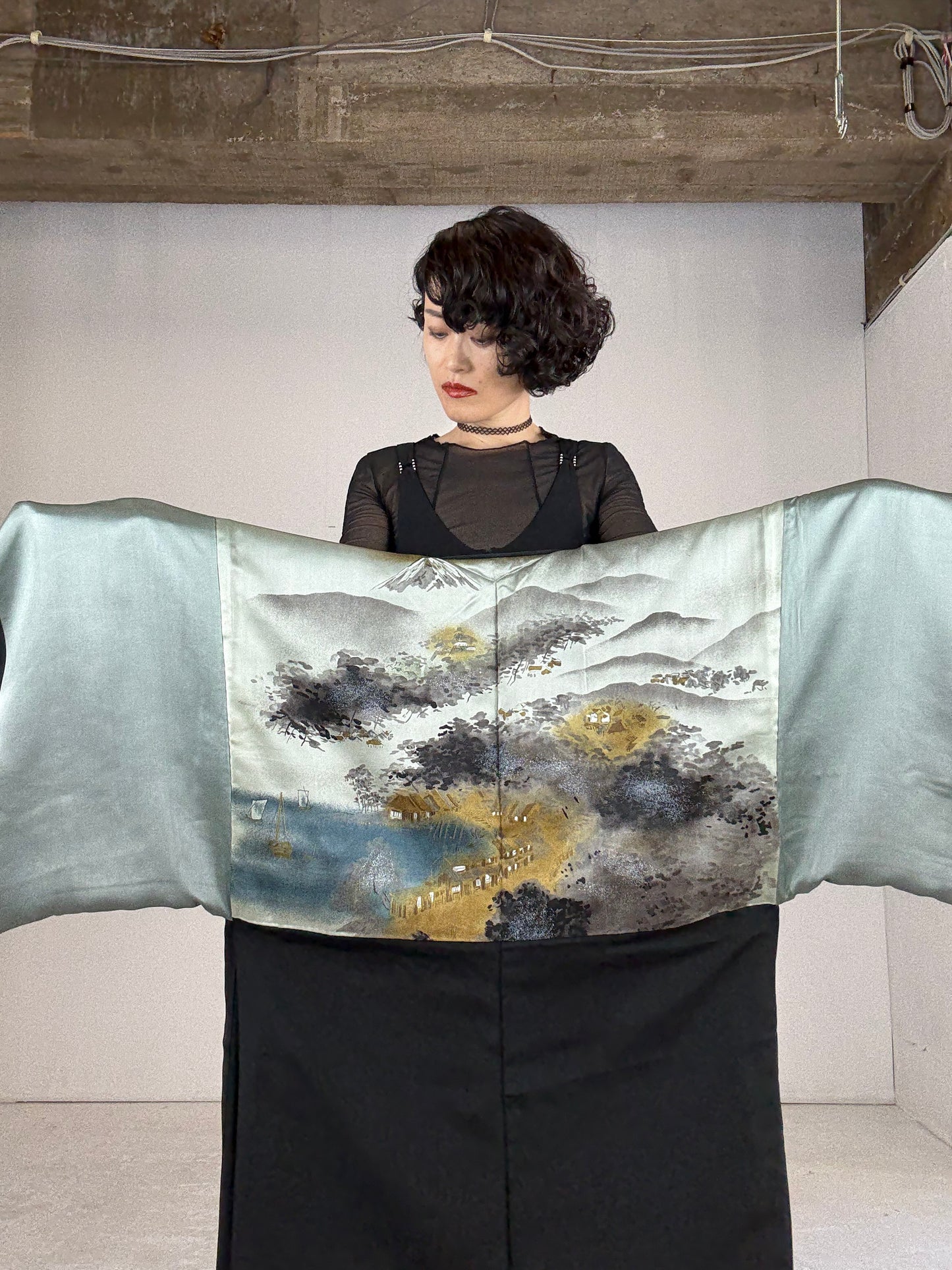 VINTAGE KUROMONTSUKI HAORI "umibe"