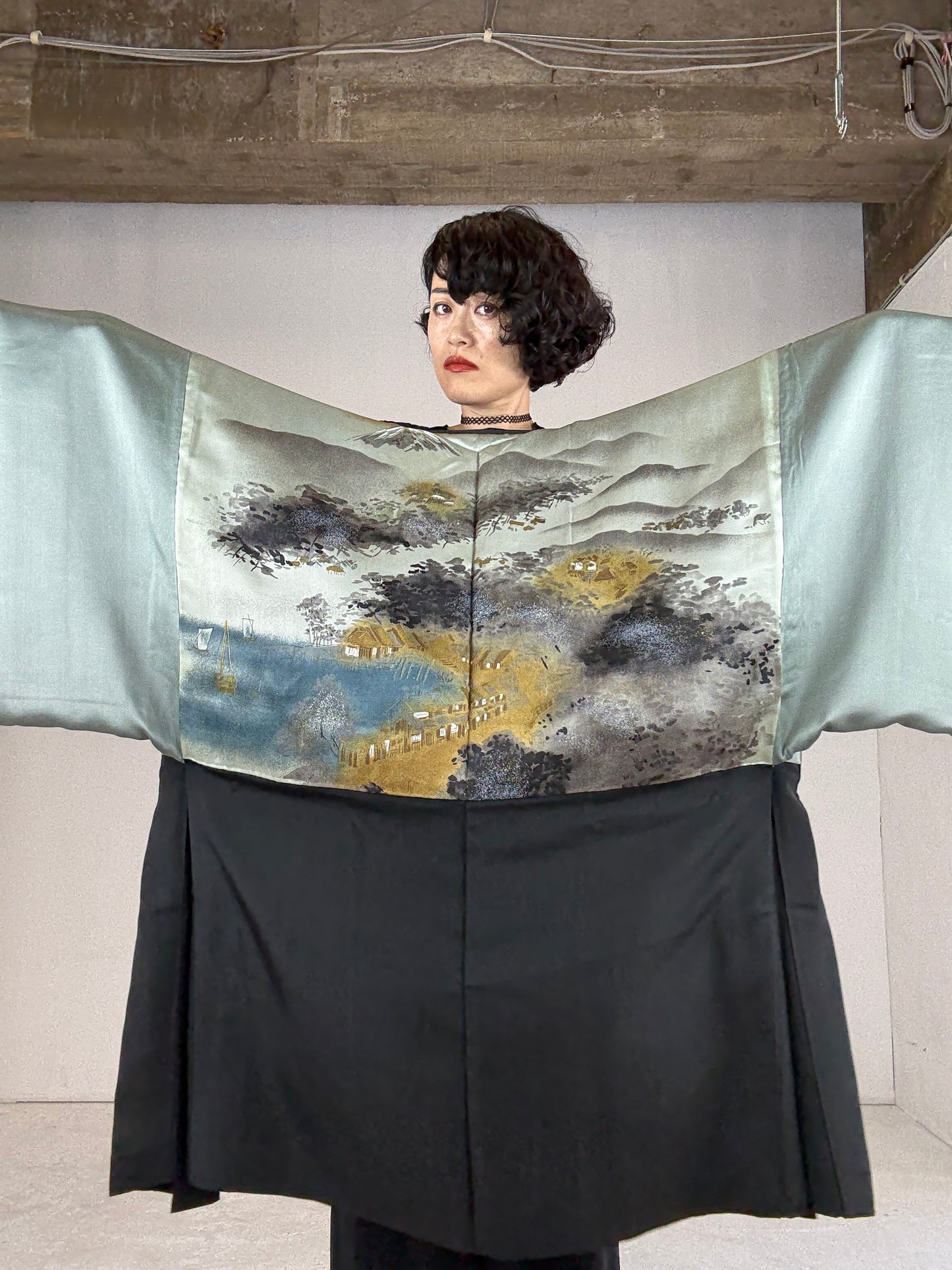 VINTAGE KUROMONTSUKI HAORI "umibe"