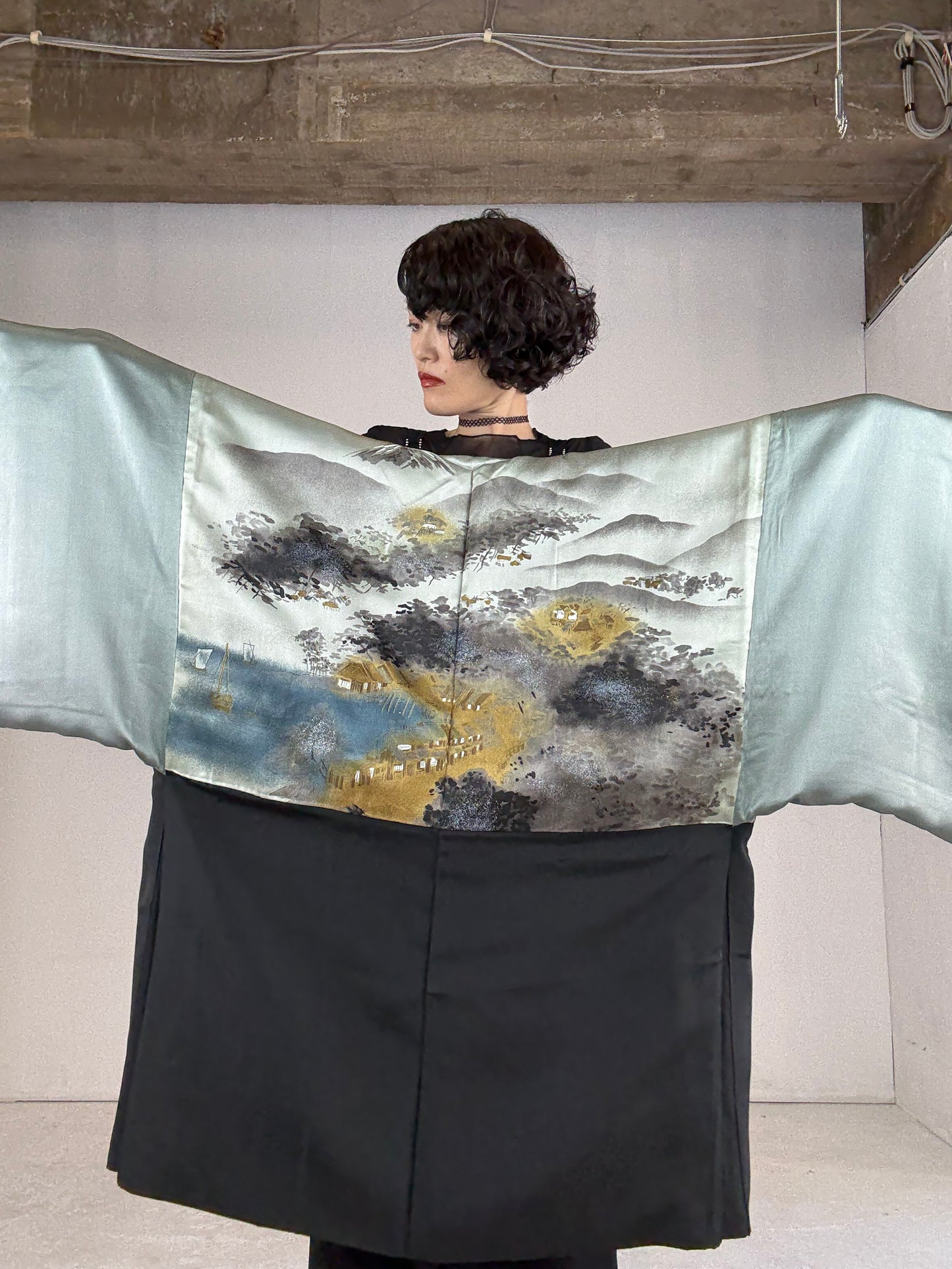 VINTAGE KUROMONTSUKI HAORI "umibe"
