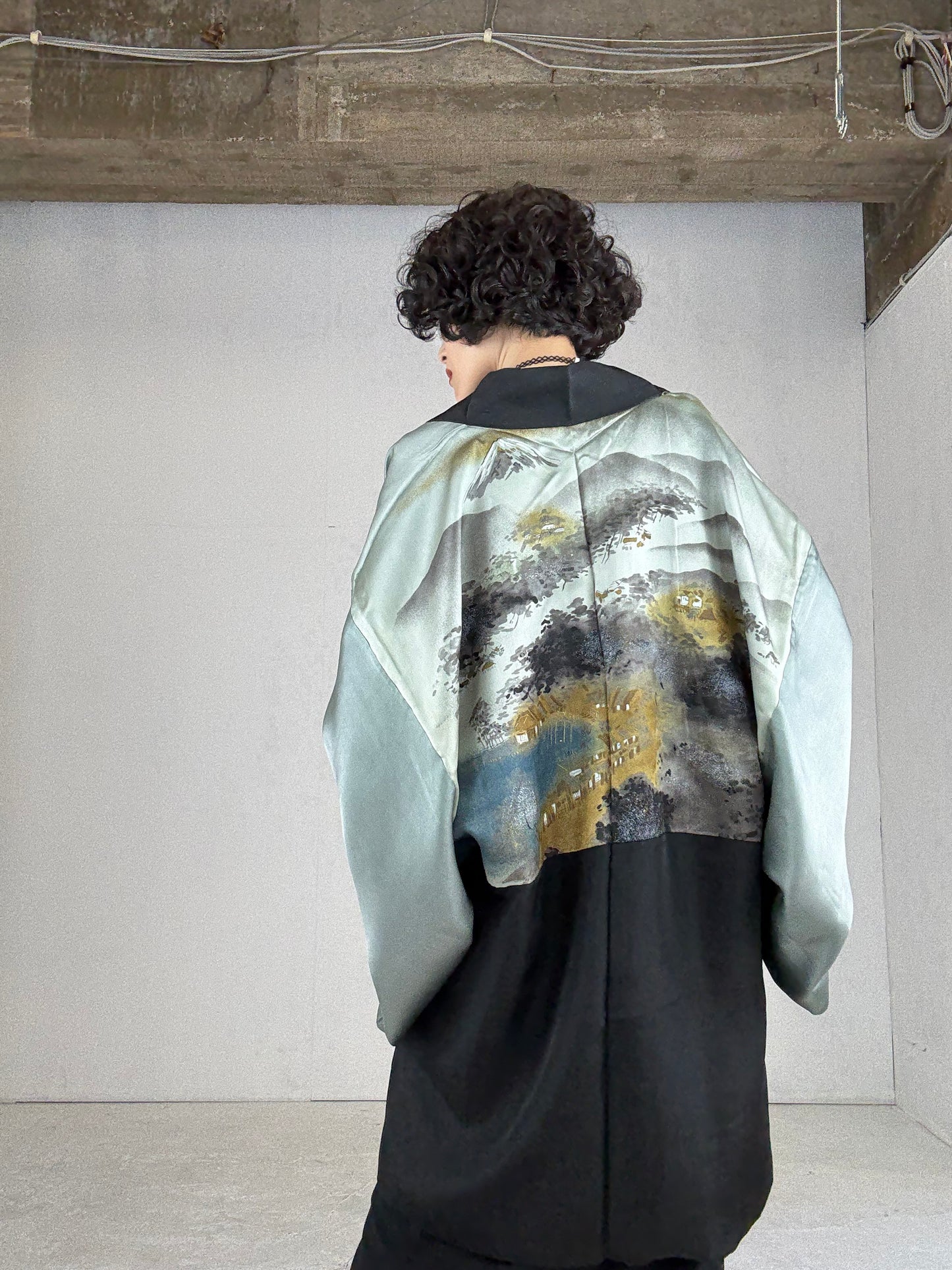 VINTAGE KUROMONTSUKI HAORI "umibe"