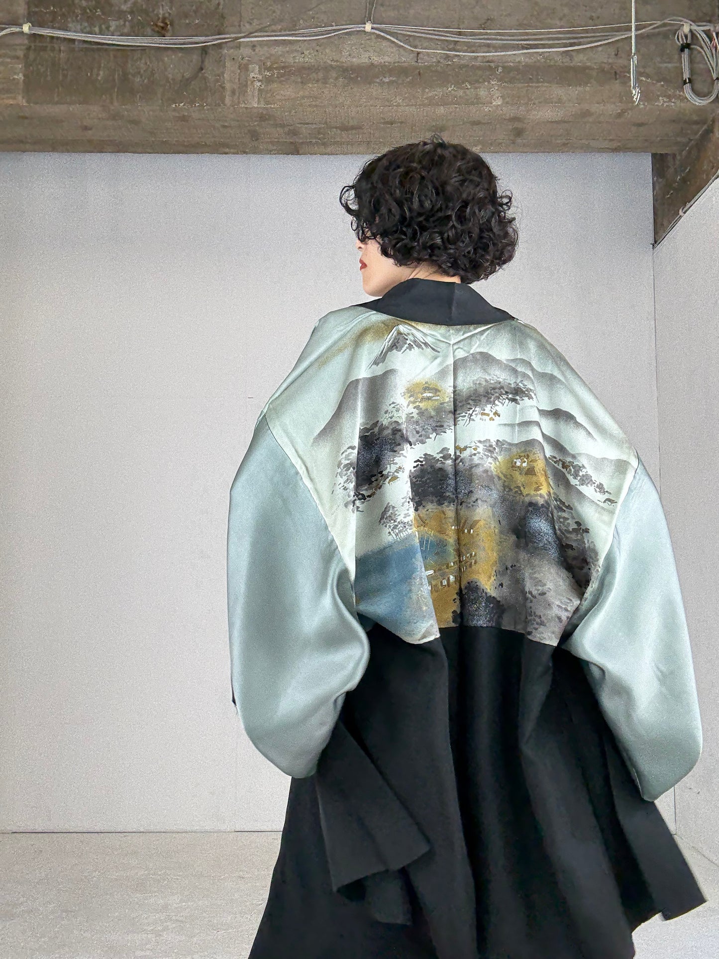 VINTAGE KUROMONTSUKI HAORI "umibe"