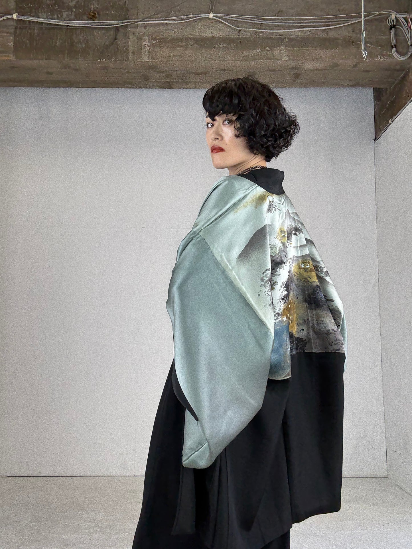VINTAGE KUROMONTSUKI HAORI "umibe"
