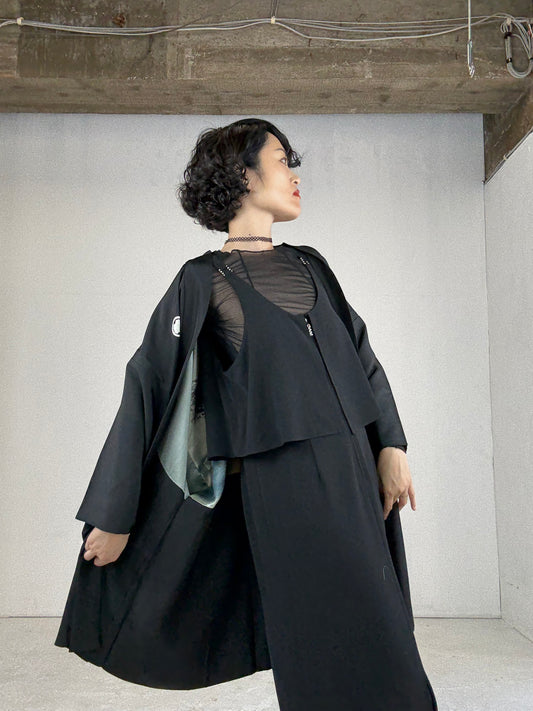VINTAGE KUROMONTSUKI HAORI "umibe"