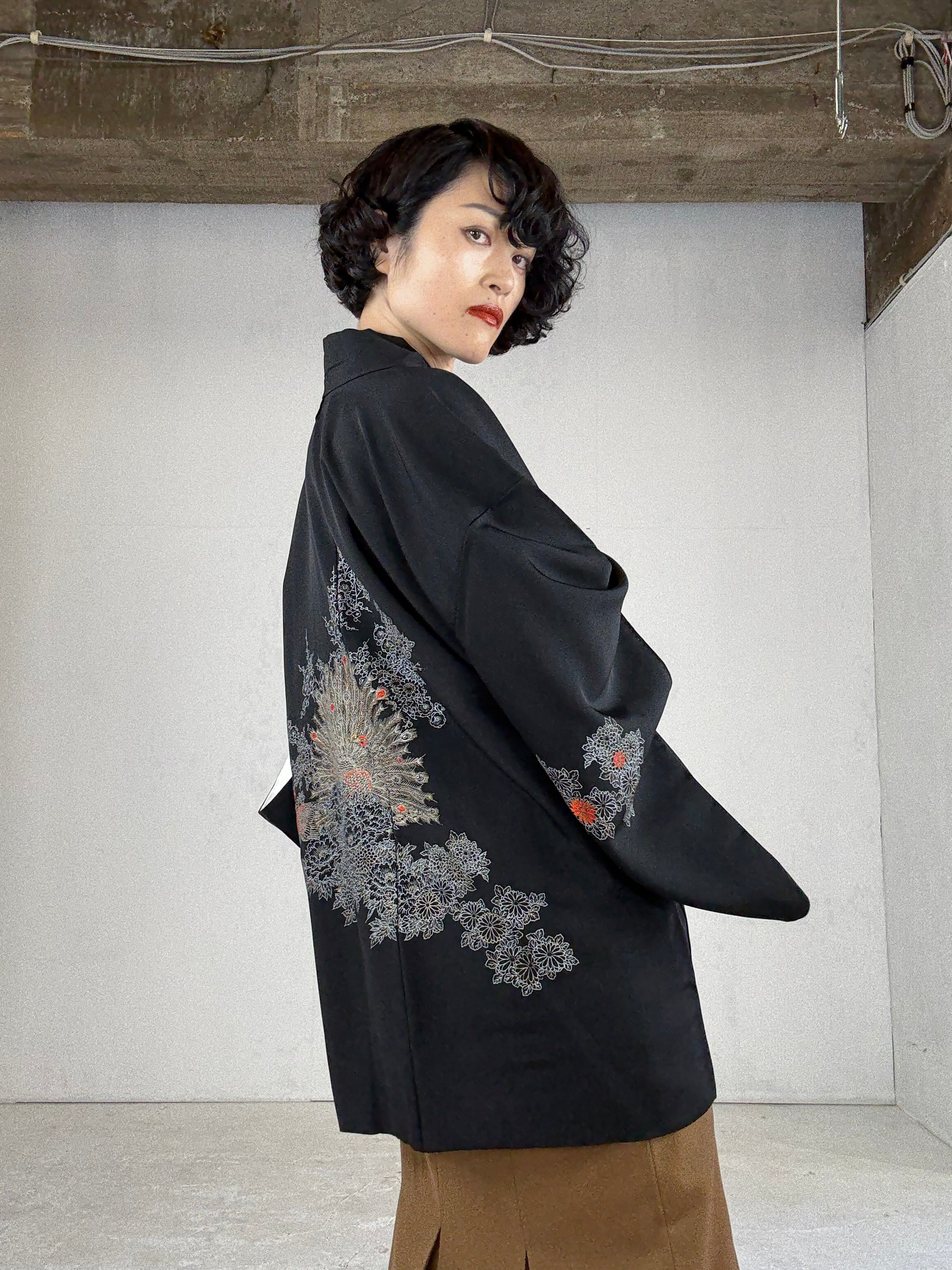 Japanese Vintage Haori Black Kimono 正絹 Japanese Vintage Haori Black Kimono 正絹 VINTAGE BLACK HAORI