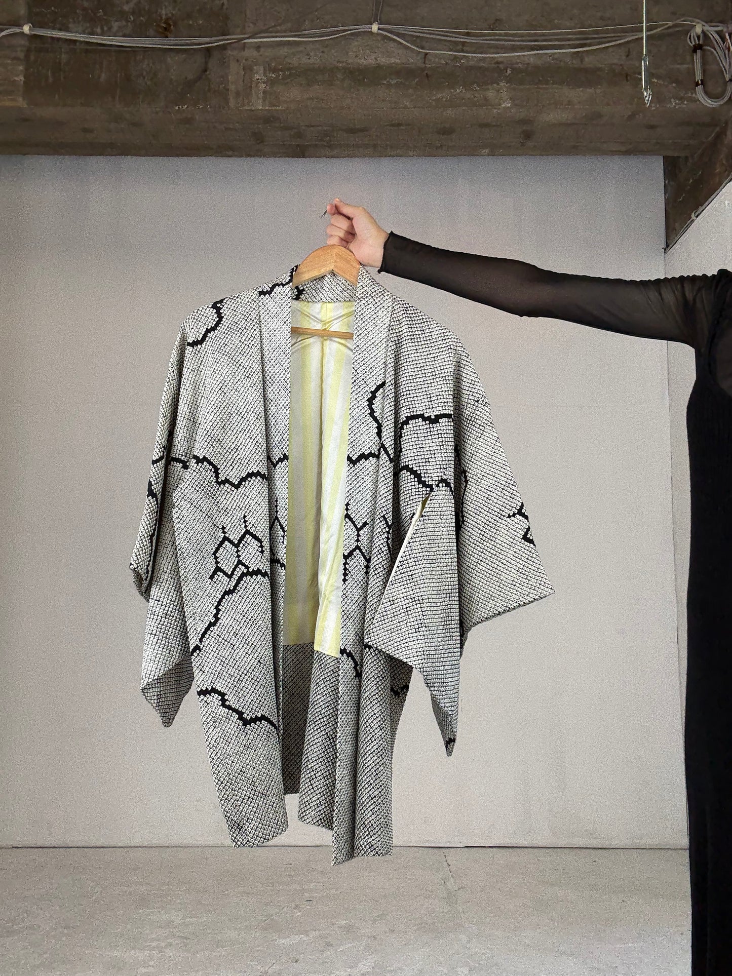 VINTAGE SHIBORI HAORI "black, hana"