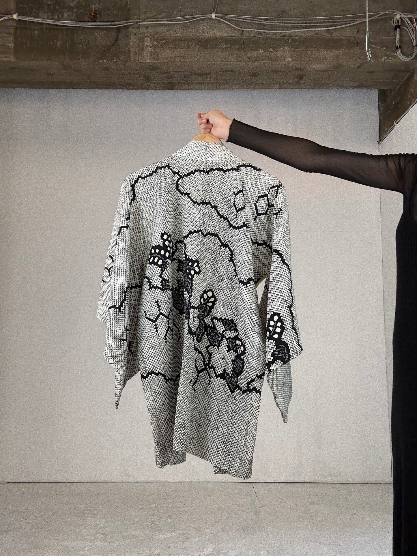 VINTAGE SHIBORI HAORI "black, hana"